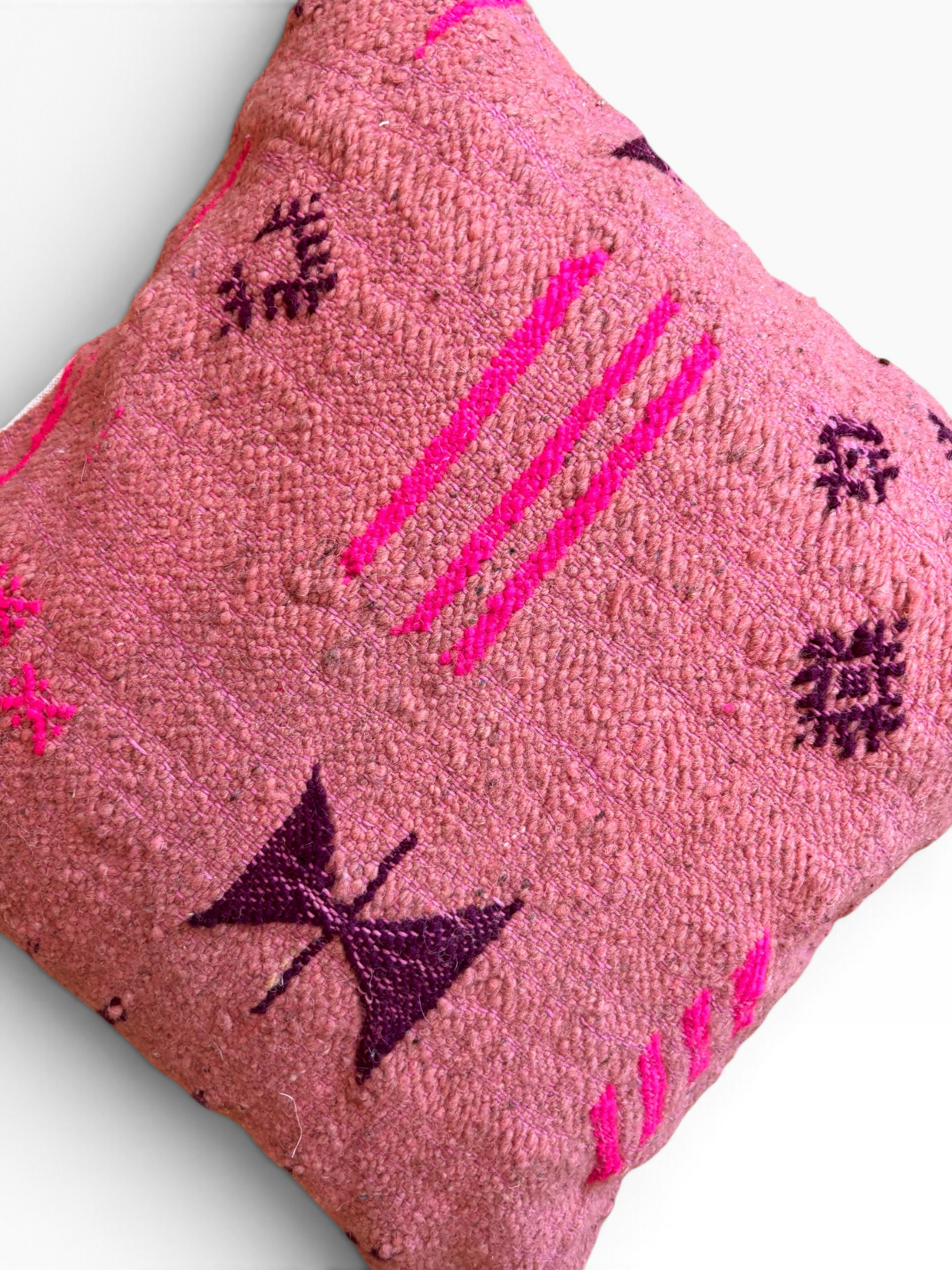 LEY! Kissen – Colorful Line Terracotta Edition 50 x 50 mit geometrischen und linearen Mustern in Dunkelviolett und leuchtendem Pink.