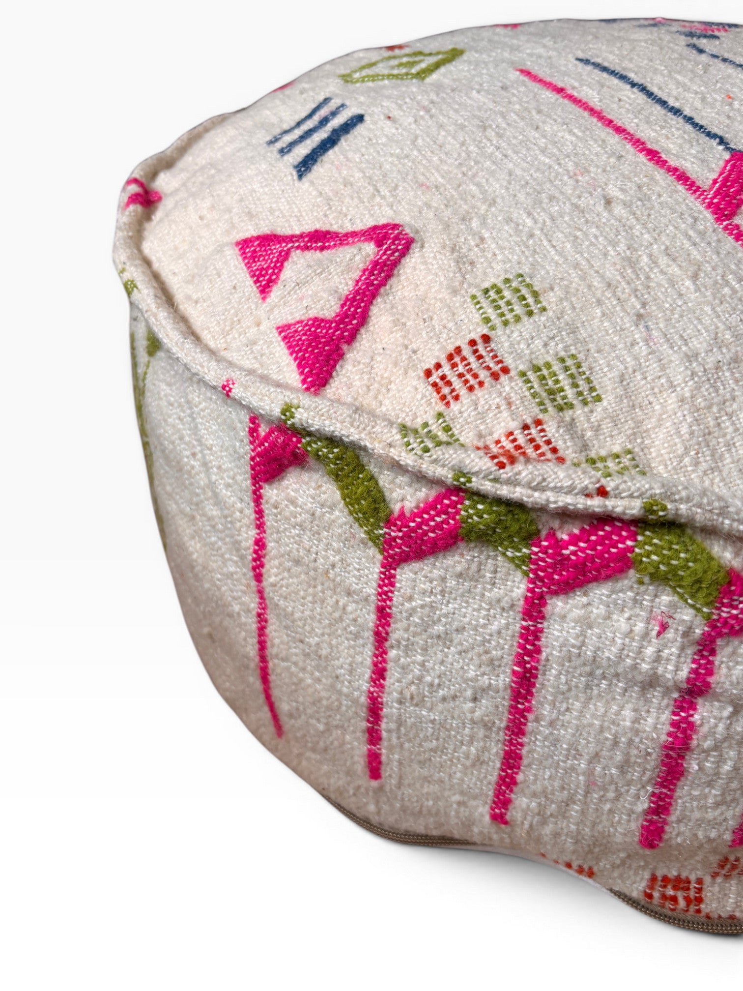 Nahaufnahme des Bodenkissen - Colorful Line Round - Sabia von LEY! mit strukturiertem beigem Stoff und bunten Stickmustern.