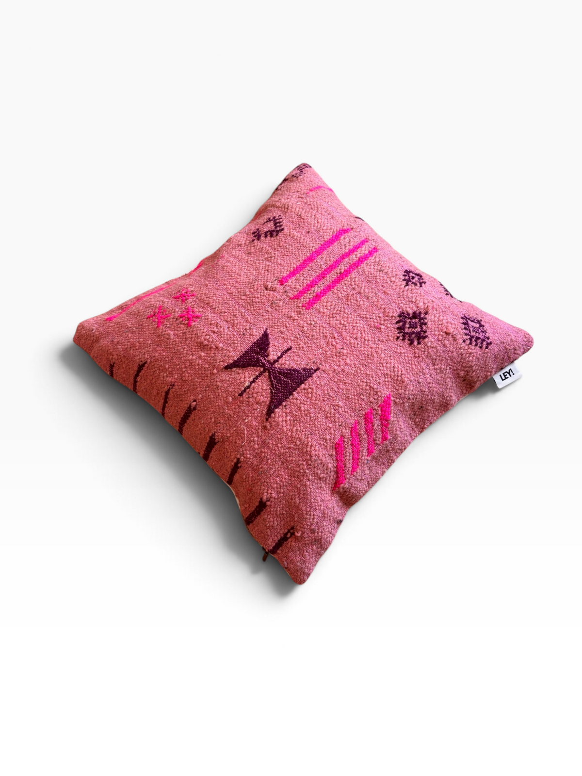 LEY! Kissen – Colorful Line Terracotta 50x50, inspiriert von Handarbeit aus Marrakesch, geometrisches Muster in Magenta und Lila.