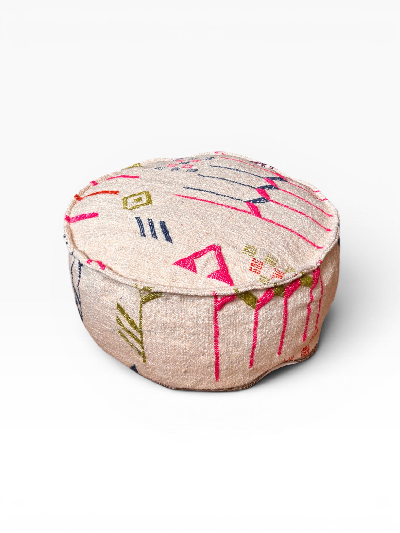 LEY! Bodenkissen - Colorful Line Round - Sabia: beiger Hocker mit rosa, grüner und blauer Stickerei auf Weiß.