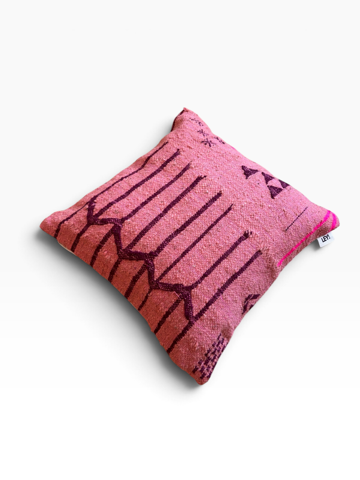 LEY! Kissen – Colorful Line – Terracotta Edition von LEY!, 50 x 50, quadratisches Kissen in Rosa mit tiefroten Mustern auf weißem Hintergrund.