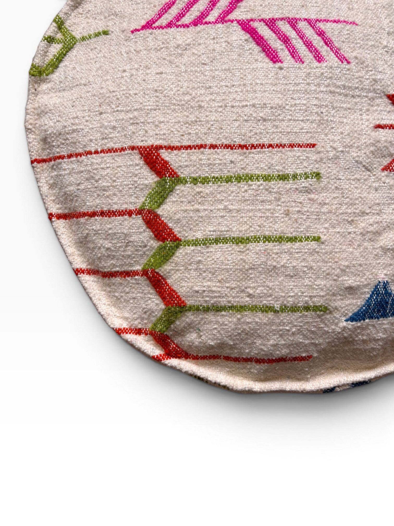 Das LEY! Bodenkissen - Colorful Line Round Robina zeichnet sich durch farbenfrohe geometrische Nähte auf beigem Stoff aus.