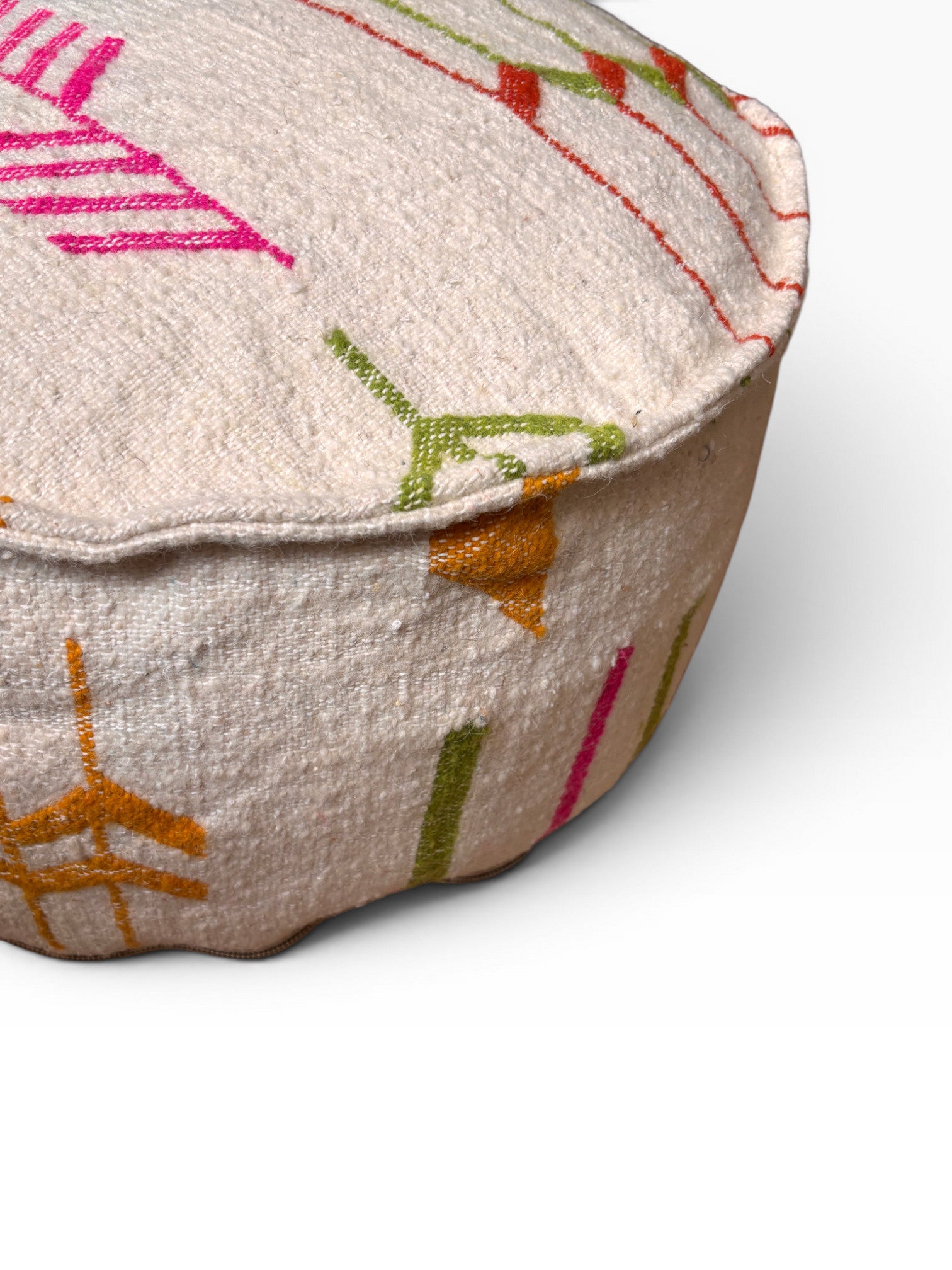 Rundes beiges "Bodenkissen - Colorful Line Round - Robina" von LEY! mit geometrischen Mustern in Orange, Grün und Rosa.
