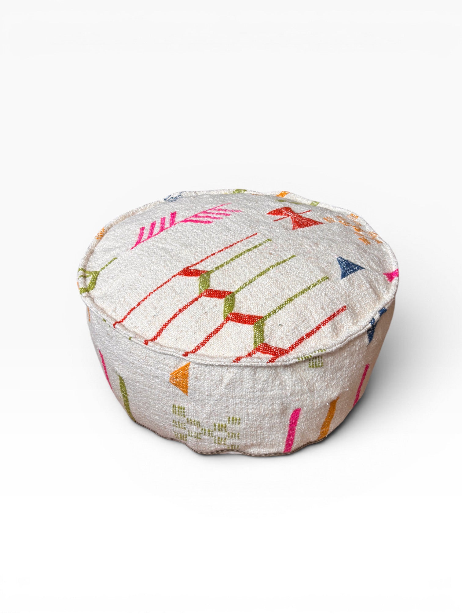Das LEY! Bodenkissen - Colorful Line Round - Robina ist ein farbenfroher Boho-Ottoman auf einem schlichten weißen Hintergrund.