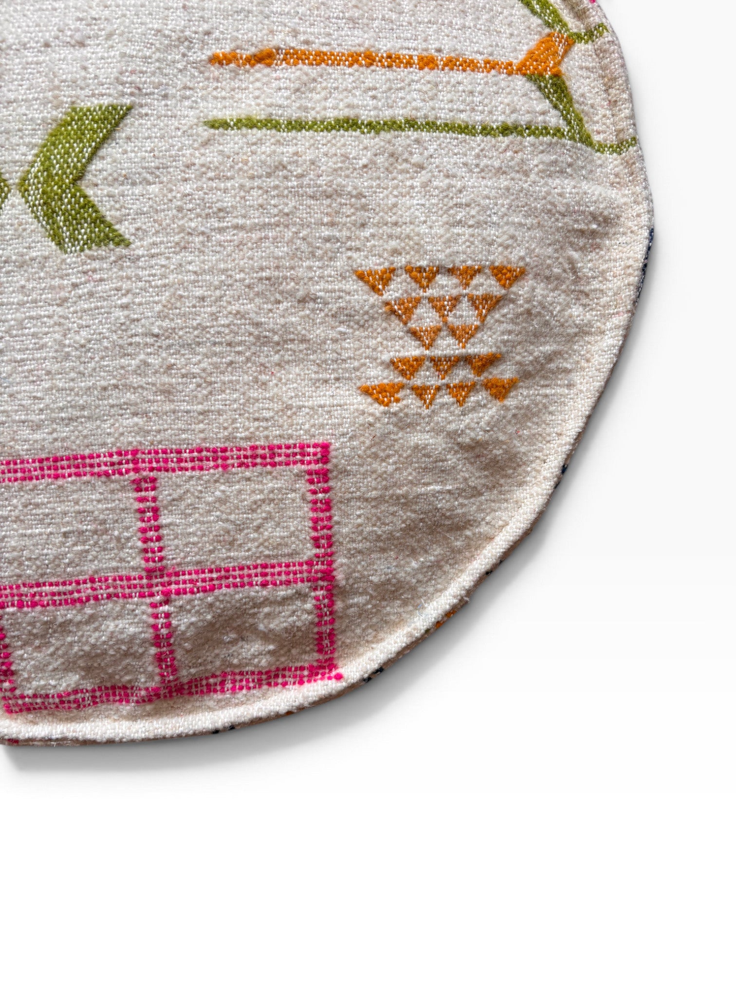 Das LEY! Bodenkissen - Colorful Line Round - Yalia bringt mit seinem geometrischen Design ein gemütliches, stilvolles Flair in jeden Raum.