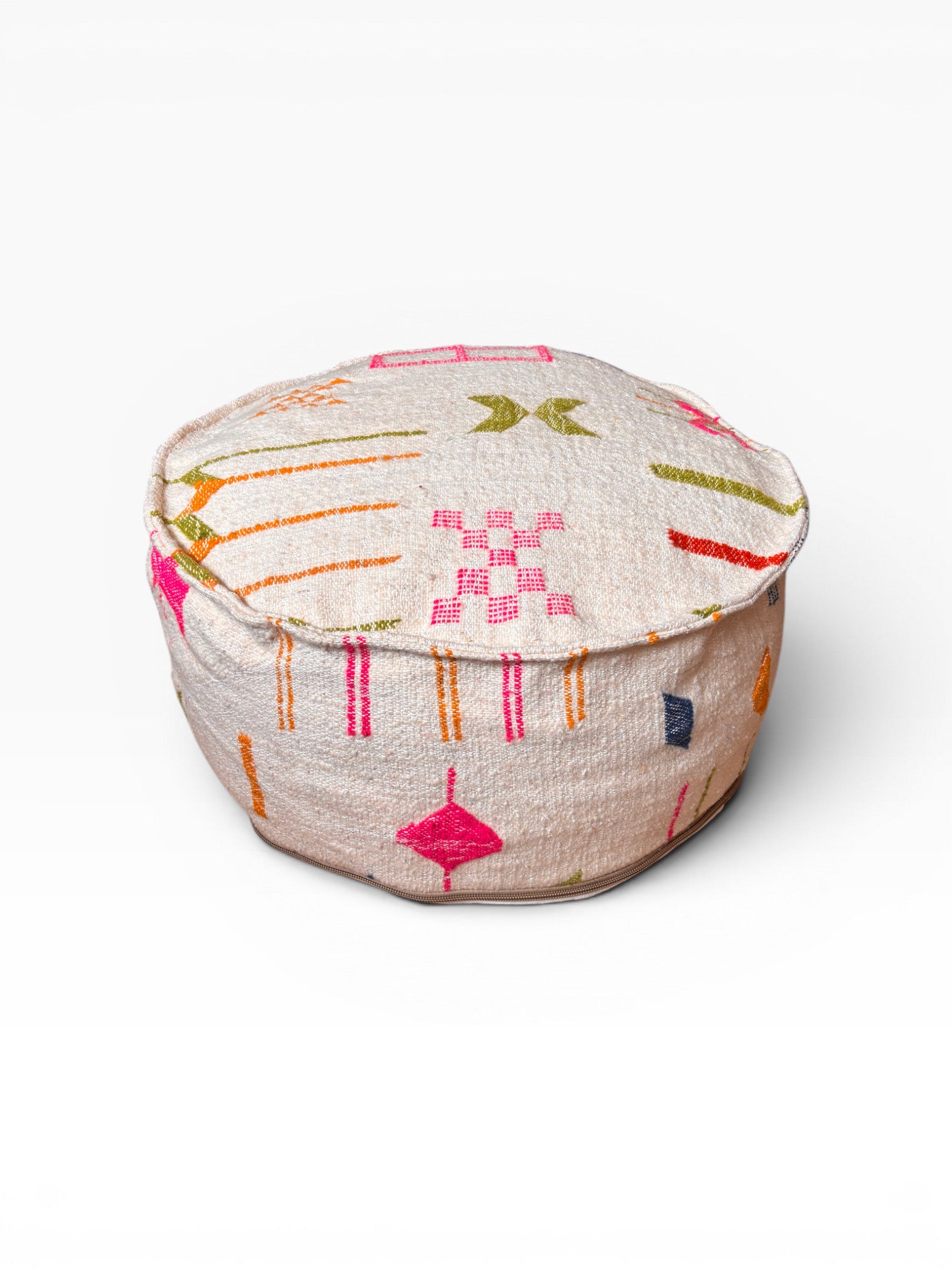 Das LEY! Bodenkissen - Colorful Line Round - Yalia zeigt geometrische Muster in Rosa, Orange und Grün auf Creme.