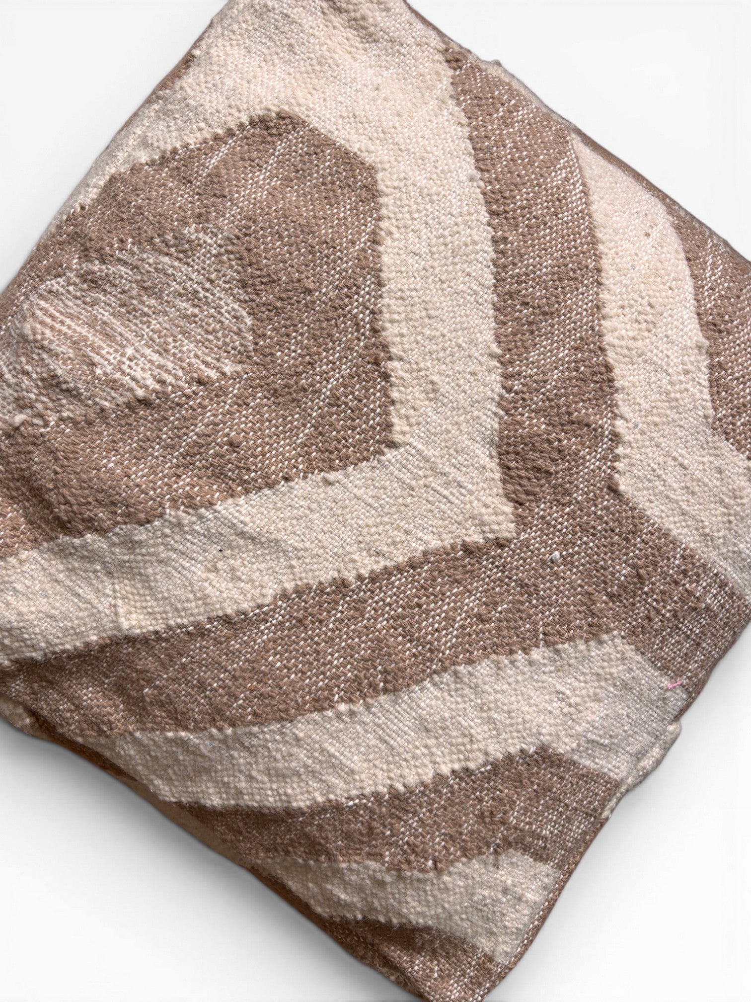 Ein quadratisches Bodenkissen - Classic Line - Muto I von LEY! in braun/creme mit geometrischem Zickzack-Muster.