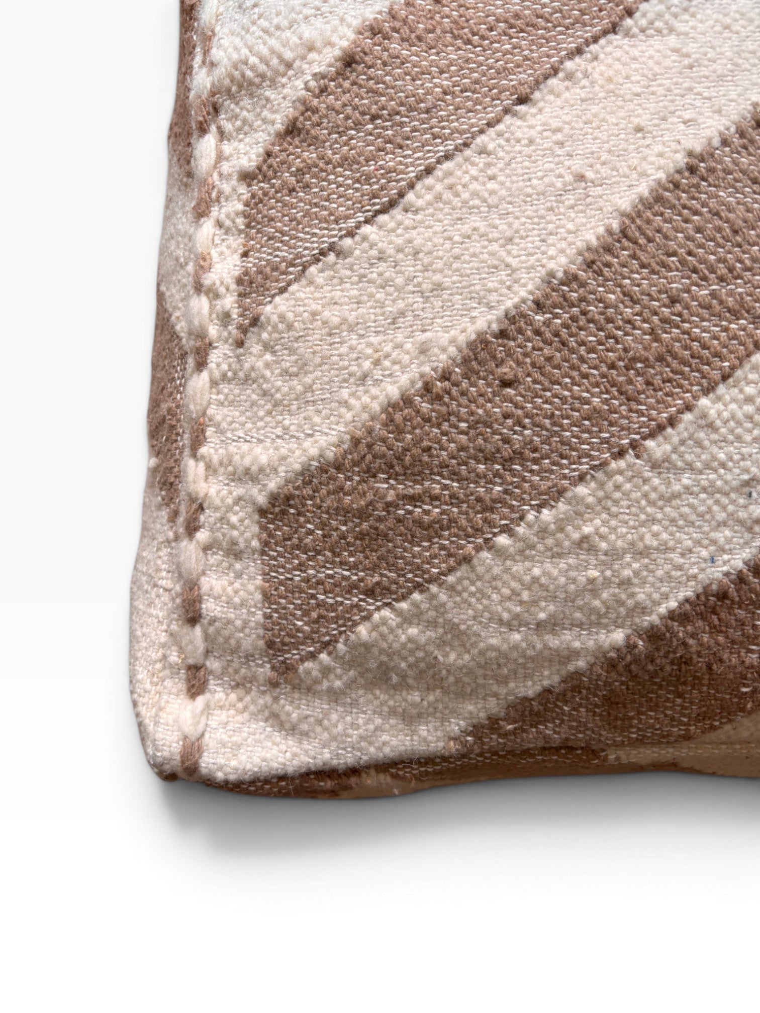 Nahaufnahme des LEY! Bodenkissen - Classic Line - Muto II Kuschelecke mit beige und hellbraun gestreiftem Stoff.