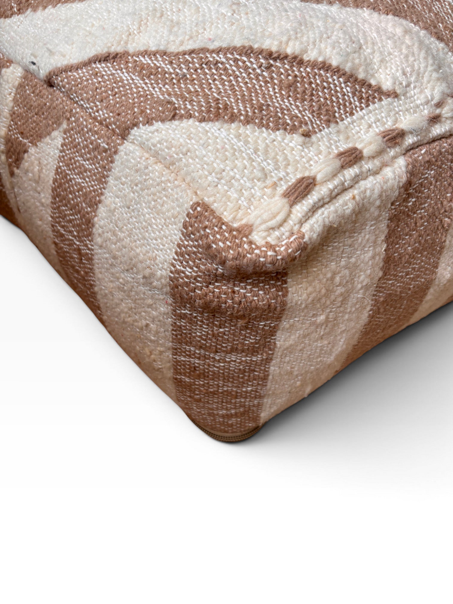 Nahaufnahme von LEY! Bodenkissen - Classic Line - Muto II mit beigen und braunen Streifen und sichtbaren Ecknähten.
