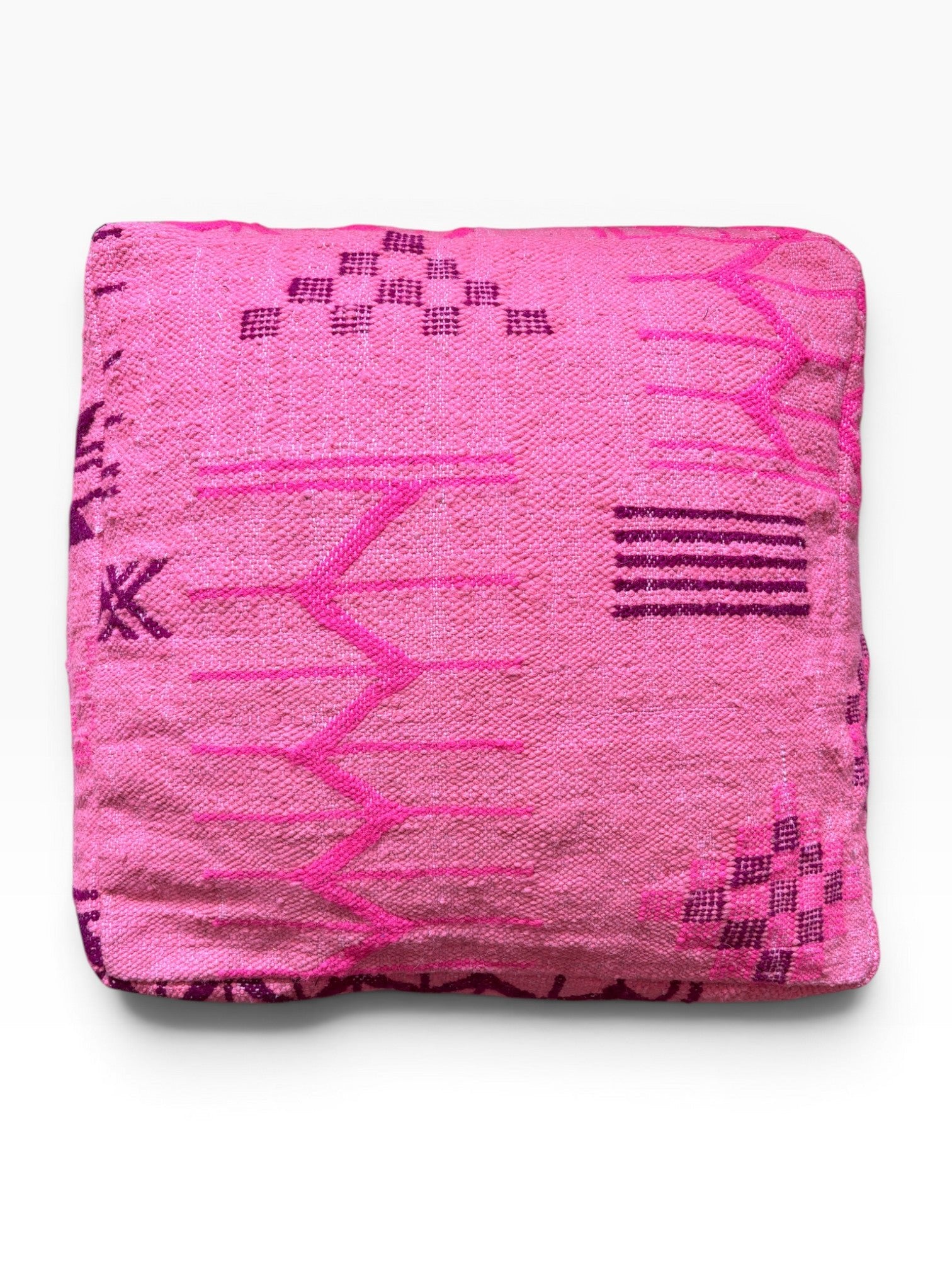 Das LEY! Bodenkissen - Colorful Line - Pink Edition zeigt lila geometrische Muster in strukturierter Wolle auf Weiß.