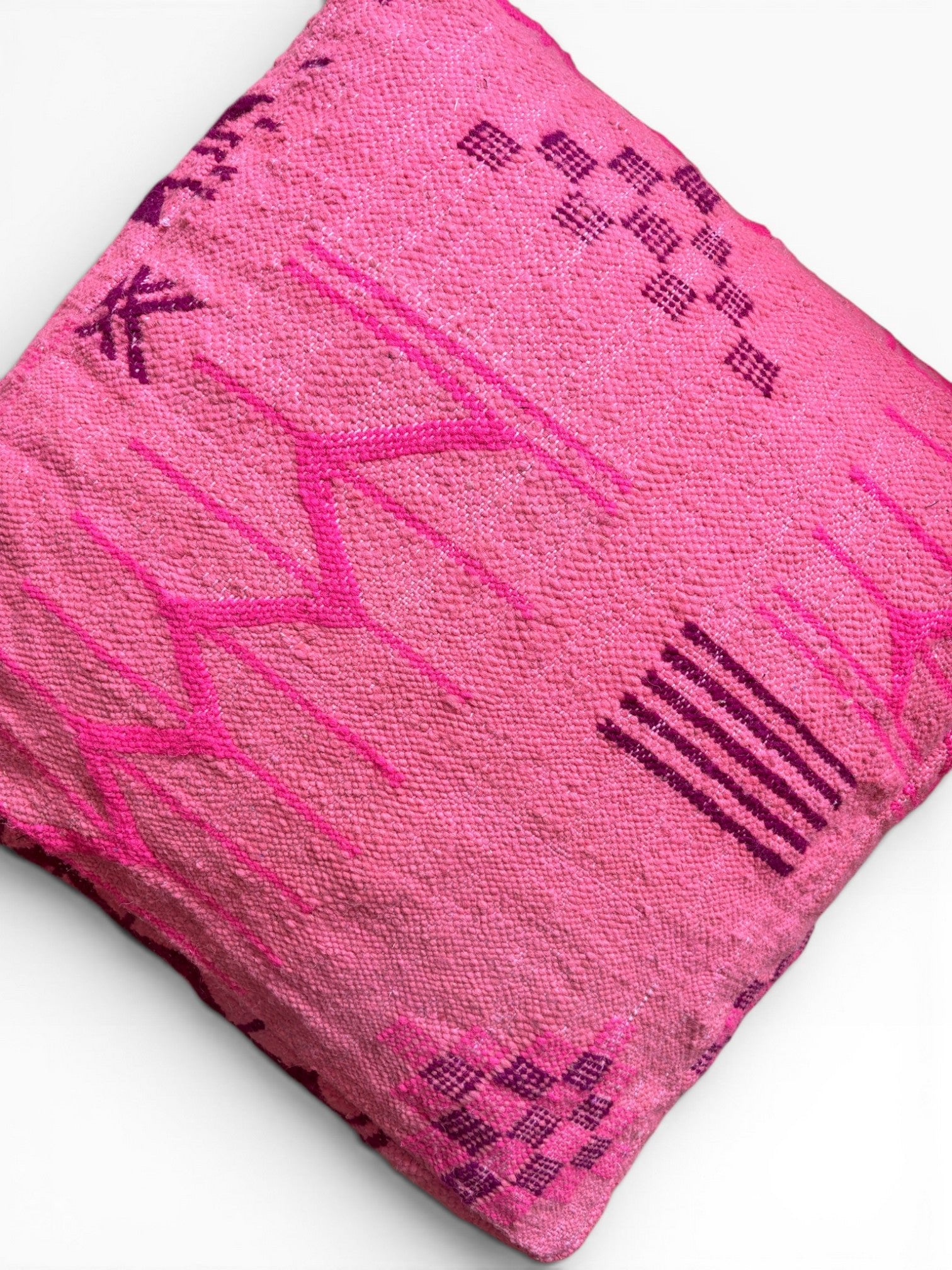 Das LEY! Bodenkissen - Colorful Line - Pink Edition zeigt abstrakte lila und magentafarbene Muster auf Weiß.