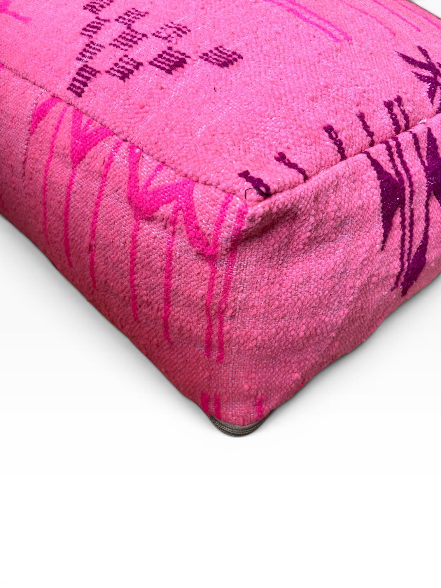 Nahaufnahme des LEY! Bodenkissen - Colorful Line - Pink Edition mit abstrakten rosa und lila Mustern auf Weiß.