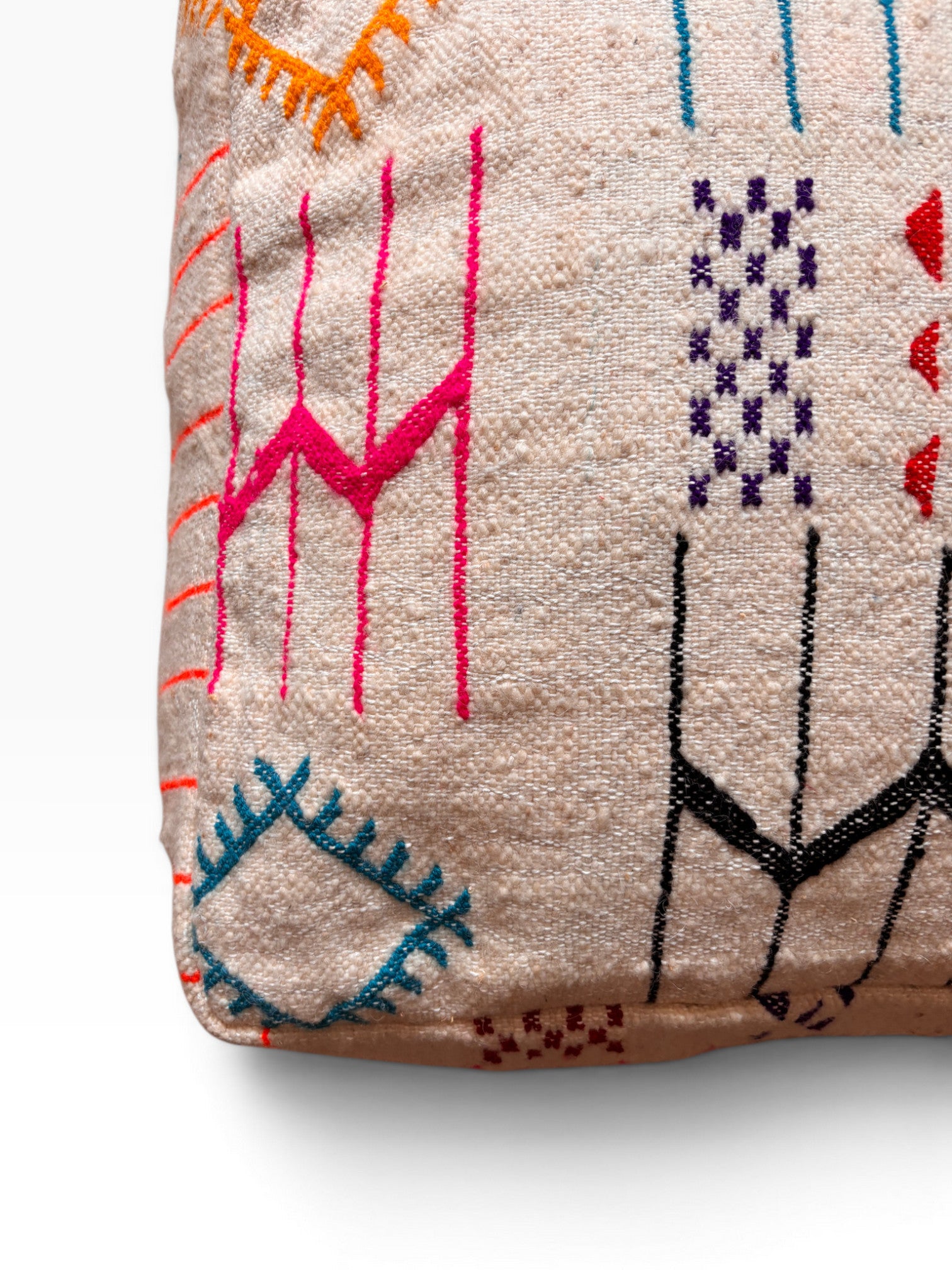 LEY! Bodenkissen - Colorful Line - Lana: Beigefarbenes Boho-Kissen mit Stickereien in Pink, Schwarz, Orange, Blau, Lila und Rot.