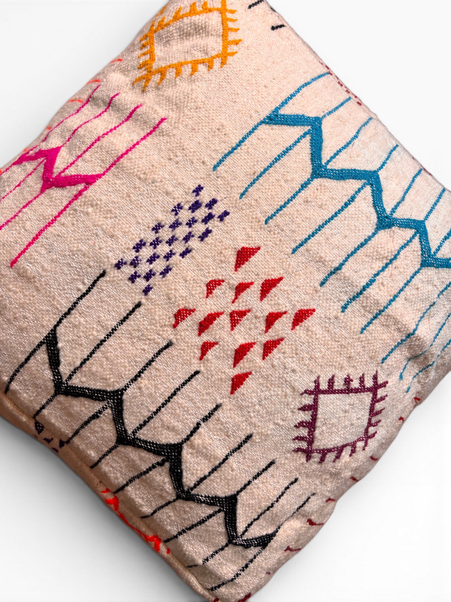 Das LEY! Bodenkissen - Colorful Line - Lana ist ein quadratisches beiges Kissen mit bunter geometrischer Stickerei, ideal als Boho Sitzkissen.