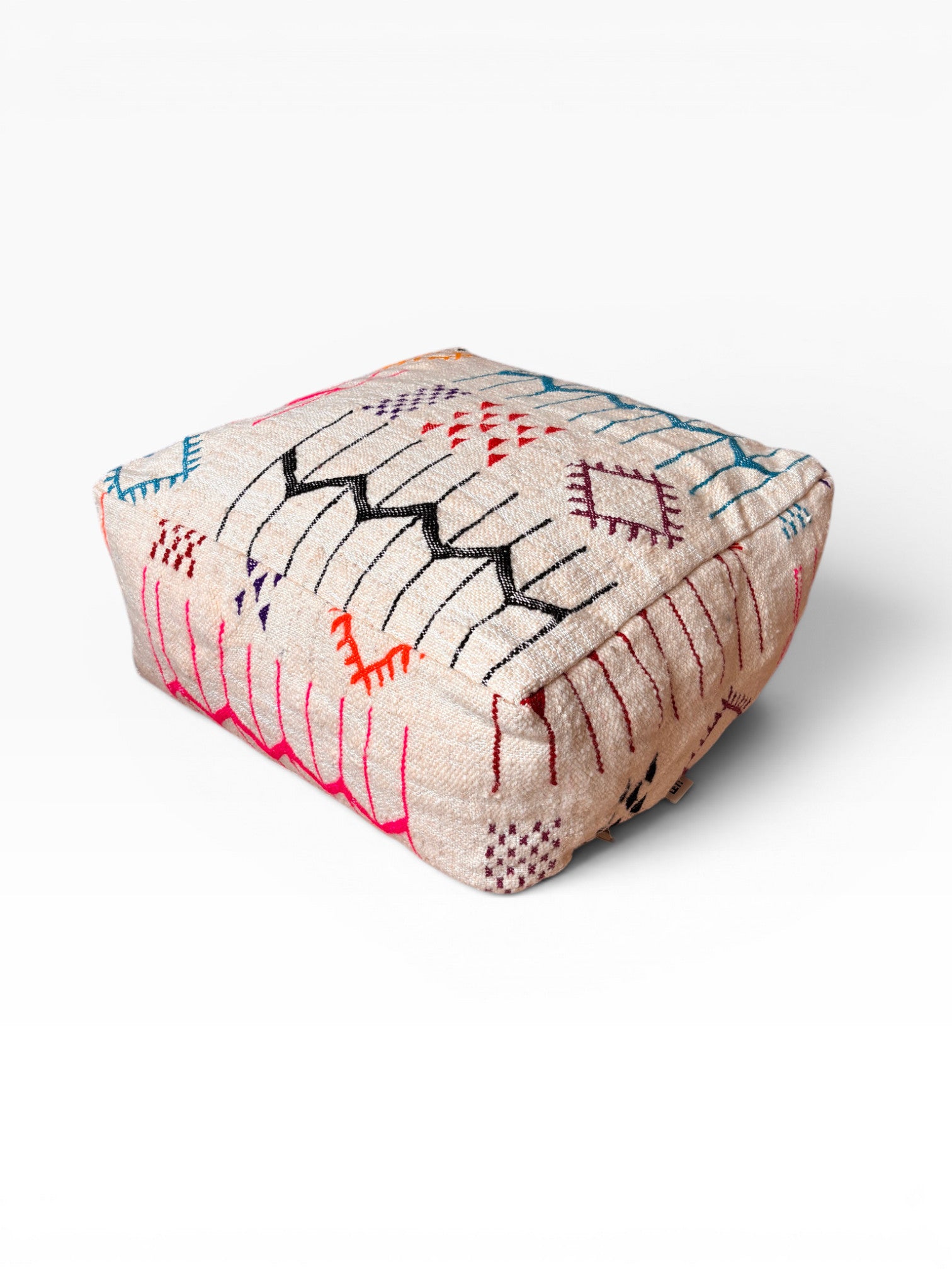 LEY! Bodenkissen - Colorful Line - Lana: quadratisches Boho-Kissen mit bunter geometrischer Stickerei auf Weiß.