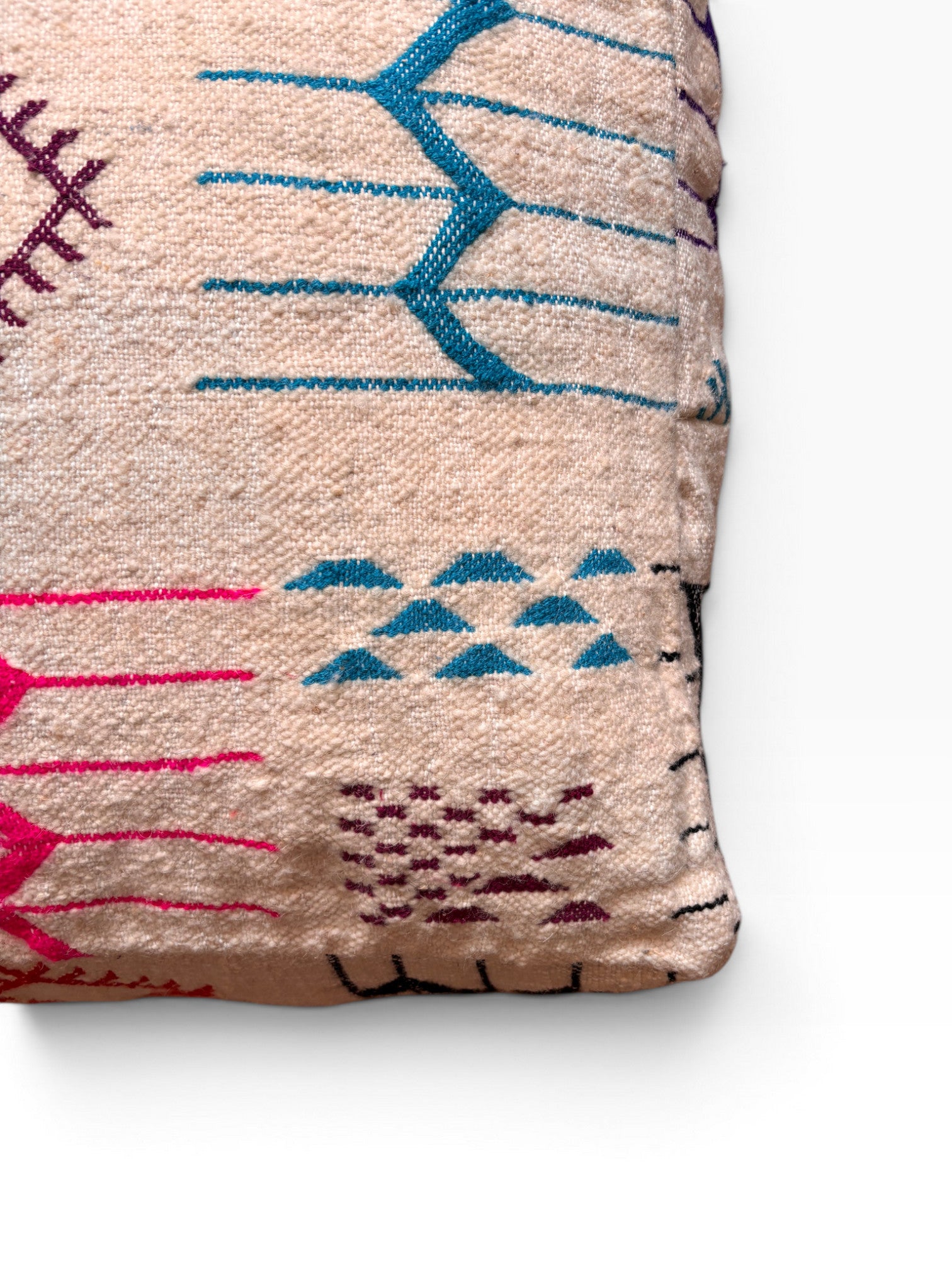 Nahaufnahme von LEY!'s Bodenkissen - Colorful Line - Laura mit geometrischen Mustern in Blau, Rosa und Lila auf Beige.