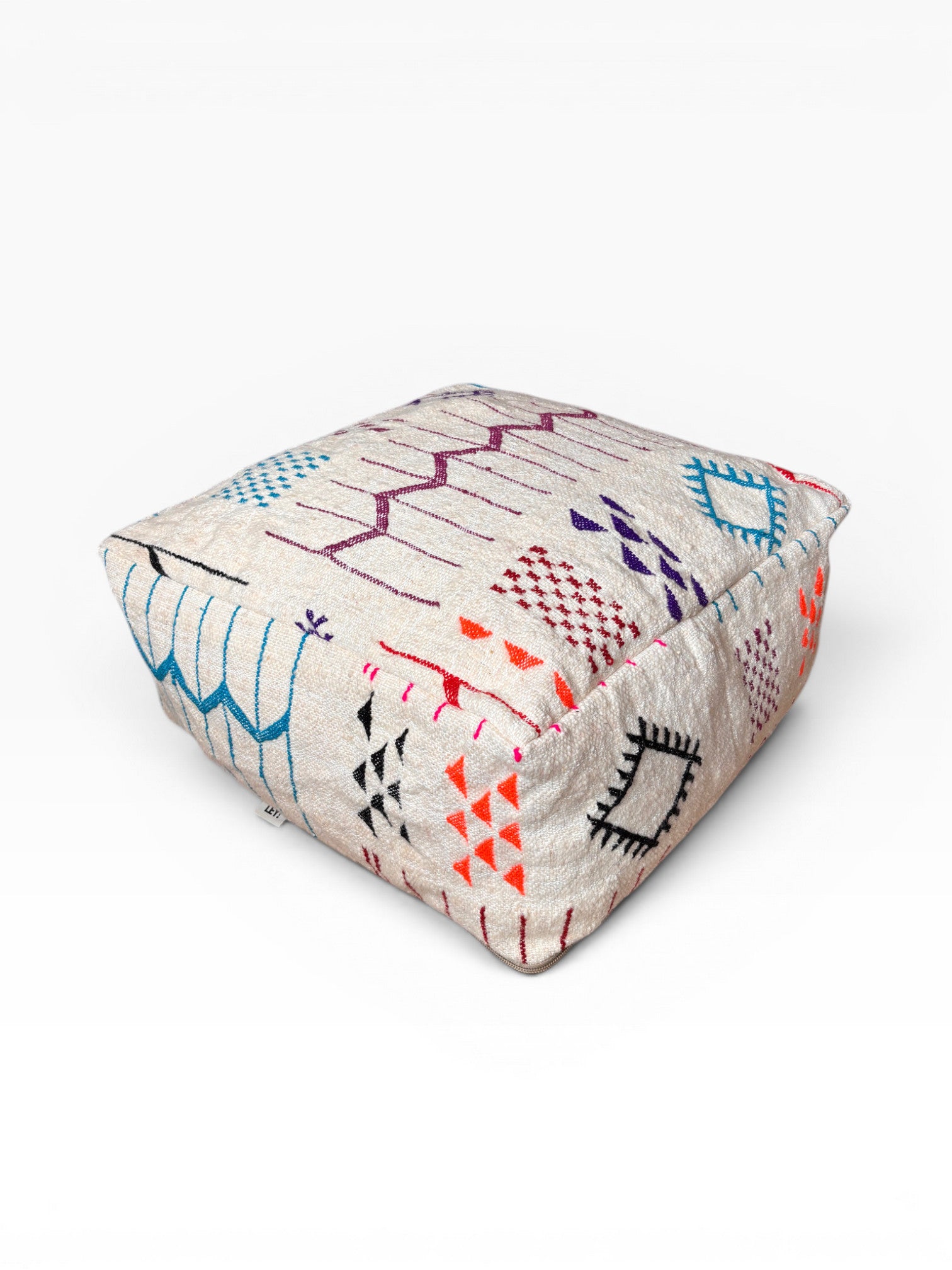 Bodenkissen - Colorful Line - Limana von LEY!: Mehrfarbige geometrische Muster auf beiger Wolle, dargestellt auf weißem Hintergrund.