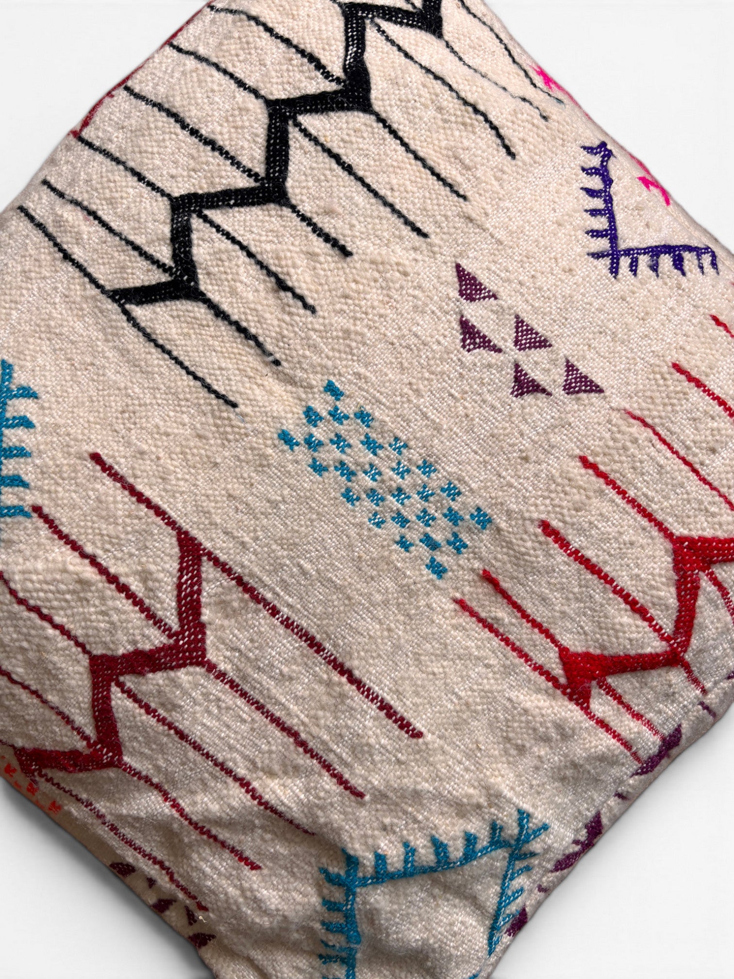 Bodenkissen - Colorful Line - Caria von LEY! in Schurwolle ist ein Boho-Sitzkissen mit geometrischen Mustern für stilvolle Räume.