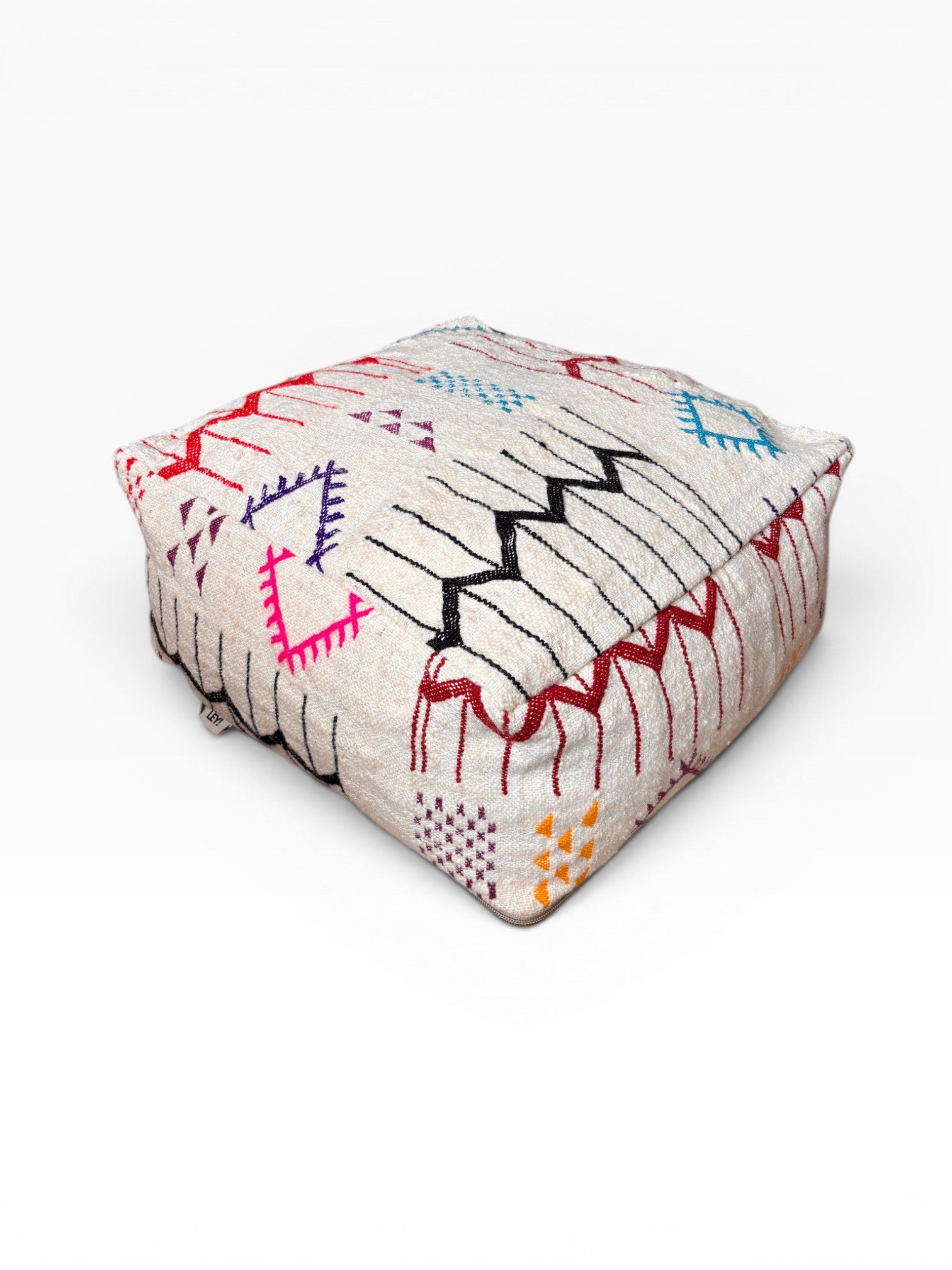 Bodenkissen - Colorful Line - Caria von LEY!: Quadratisches Bodenkissen mit bunter geometrischer Stickerei auf heller Wolle.