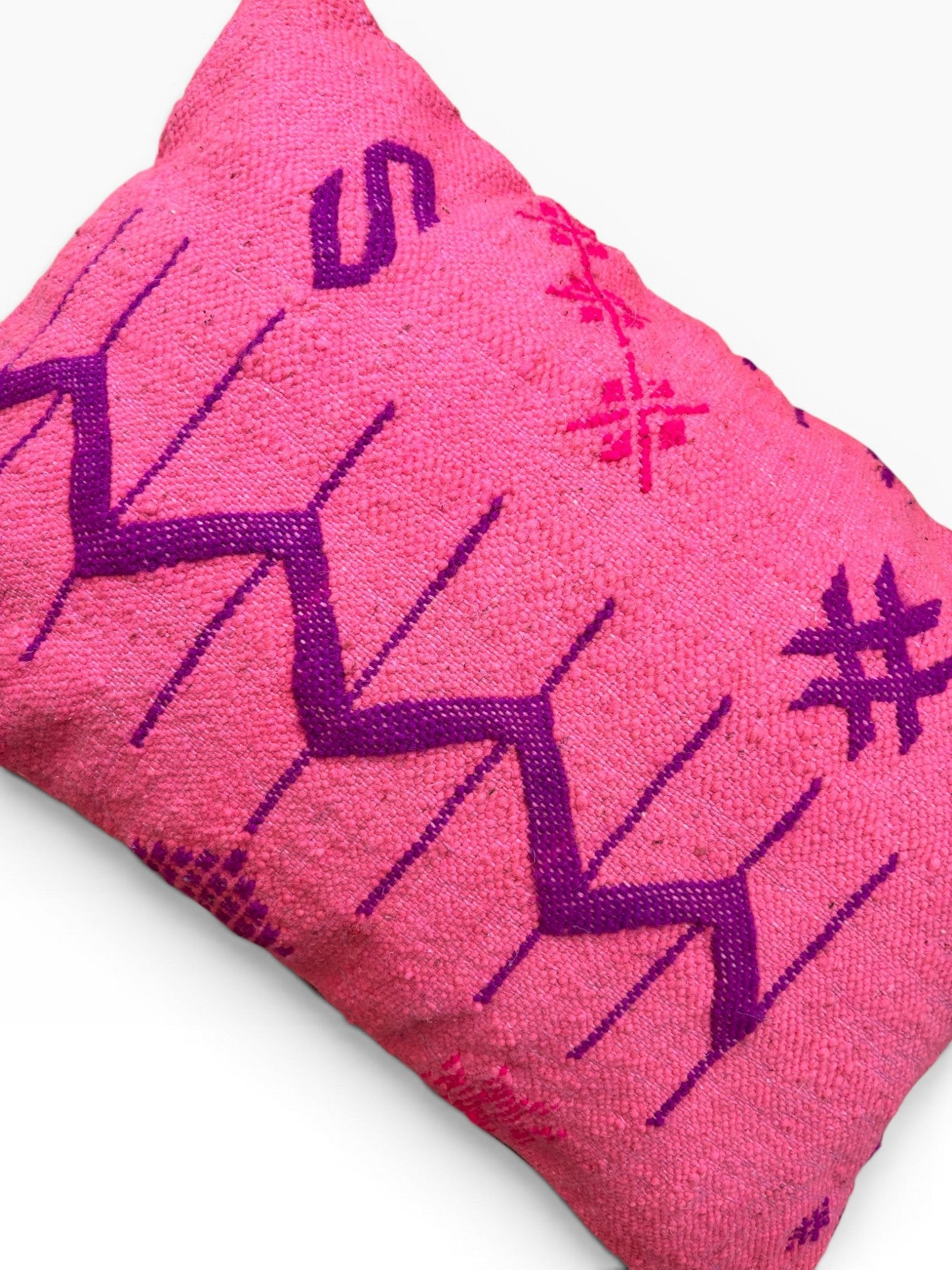 LEY! Kissen Colorful Line PINK EDITION 40x60, leuchtend pink mit lila Zickzack, Streifen und abstrakten Symbolen.
