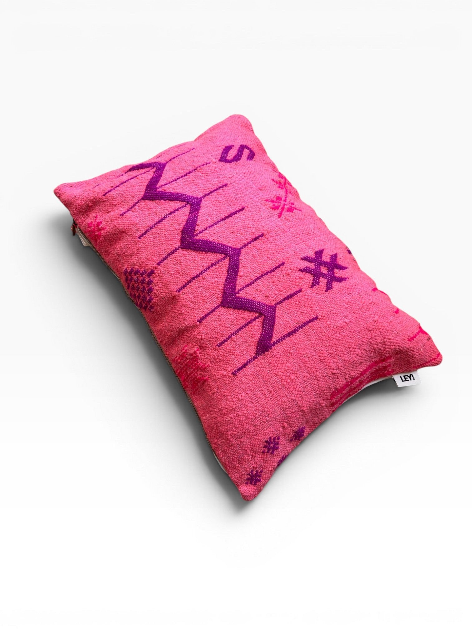 LEY! Colorful Line Pink Edition 40x60 Kissen mit lila geometrischen und Schneeflockenmustern auf weiß.