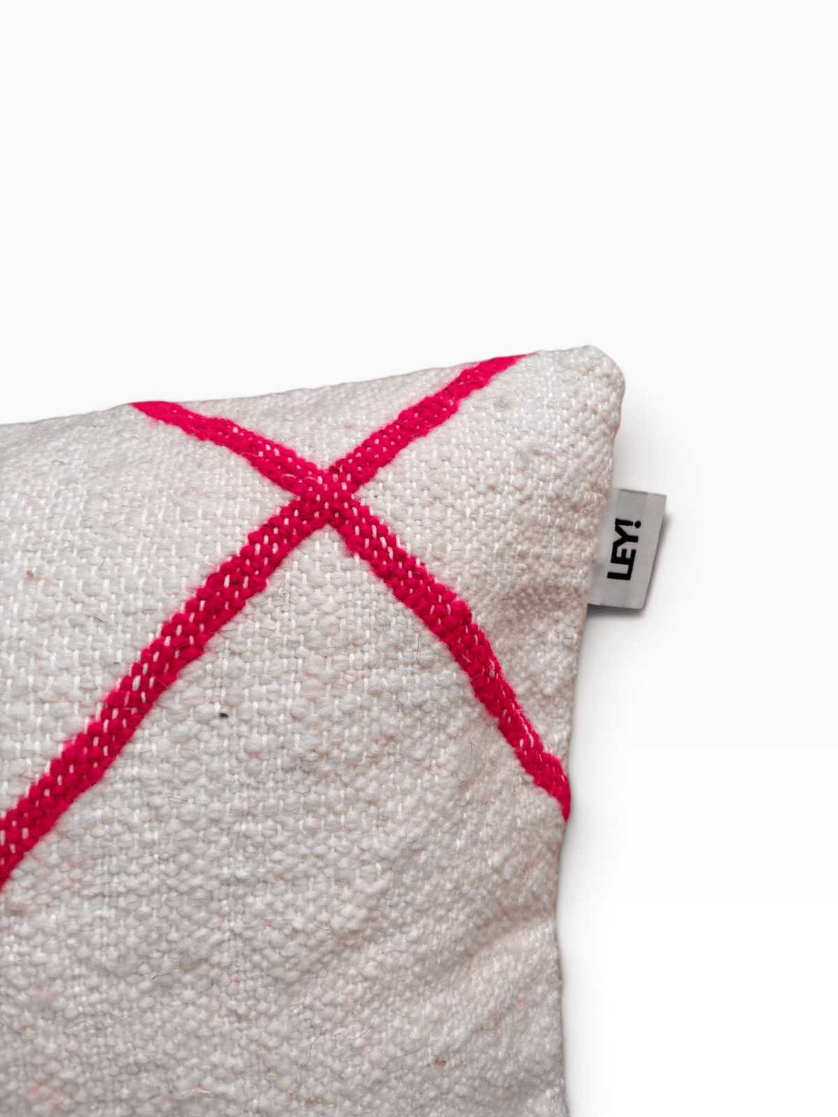 Cream LEY! Kissen – Classic Line Mina, 30 x 50, mit rosa X-Stich und „LEY!“-Etikett an der Seite.