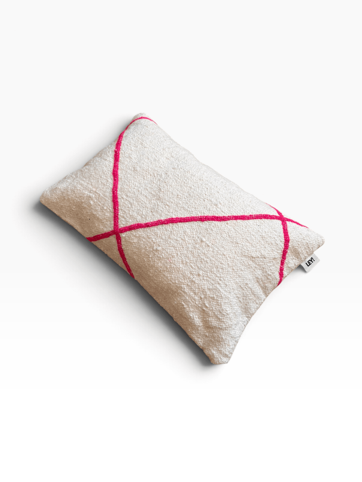 LEY! Kissen – Classic Line Mina 30x50: rechteckiges, cremefarbenes Kissen mit rosa X-Linien auf weißem Hintergrund.