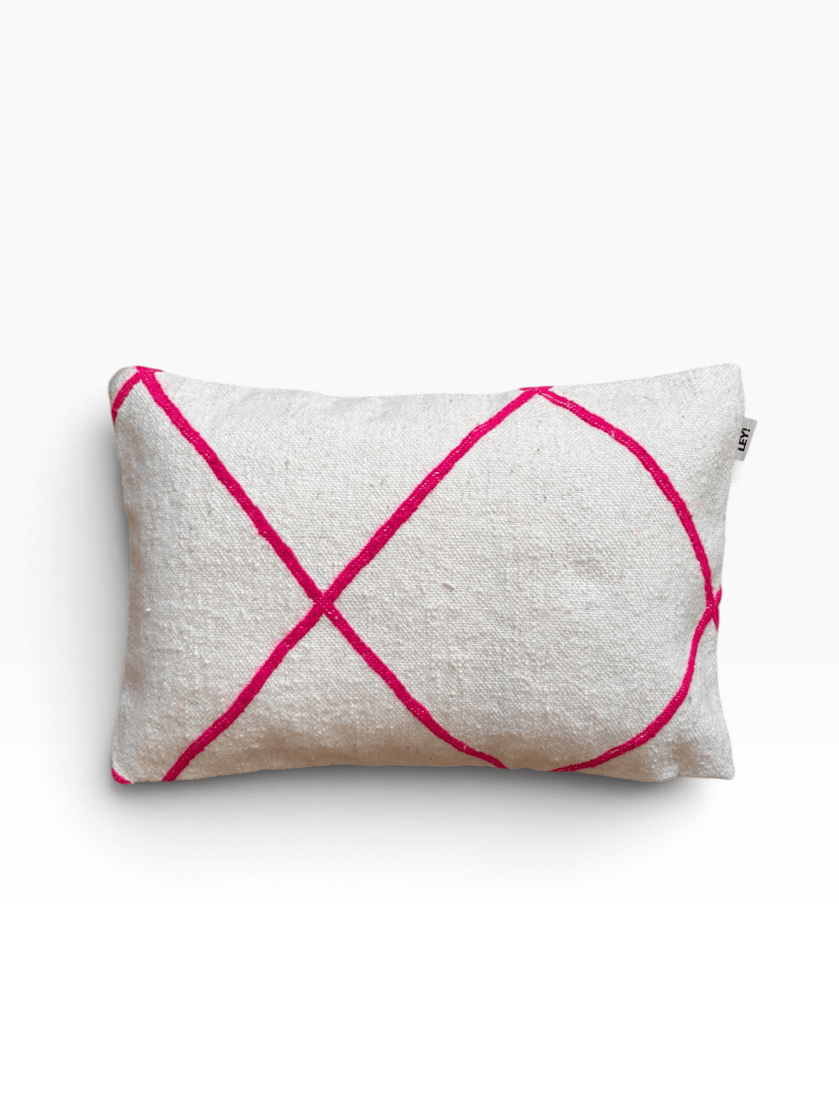 LEY! Kissen – Classic Line Mina 30x50: Rechteckiges weißes Kissen mit abstrakten, sich kreuzenden Linien in Pink.