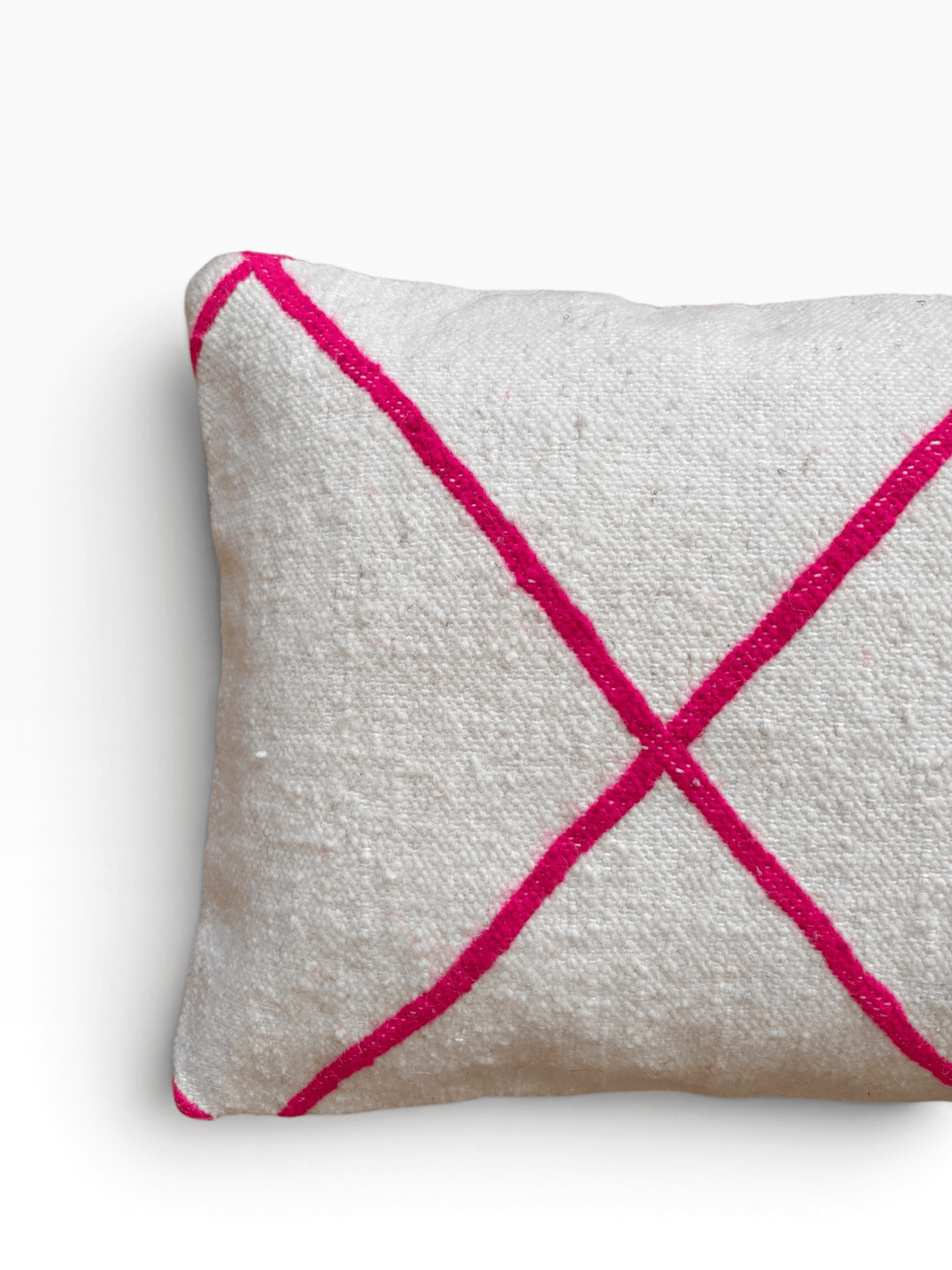 LEY! Kissen – Classic Line Mina 30x50: Weißes Kissen mit auffälligem pinkfarbenem „X“ für einen einzigartigen, handwerklichen Akzent.