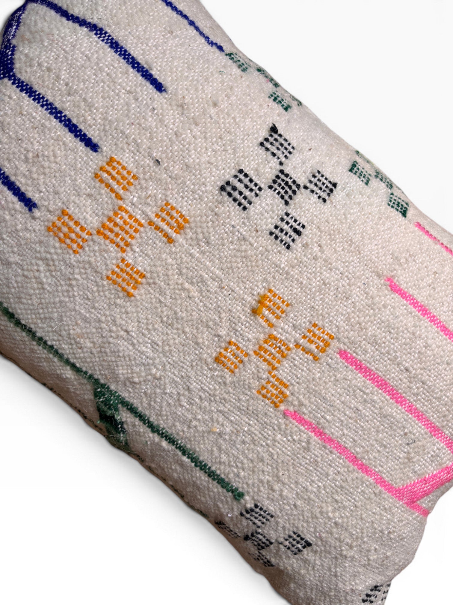 Das LEY! Kissen - Colorful Line 40x60 zeichnet sich durch eine lebendige geometrische Stickerei in Gelb, Schwarz, Blau, Grün und Rosa aus.