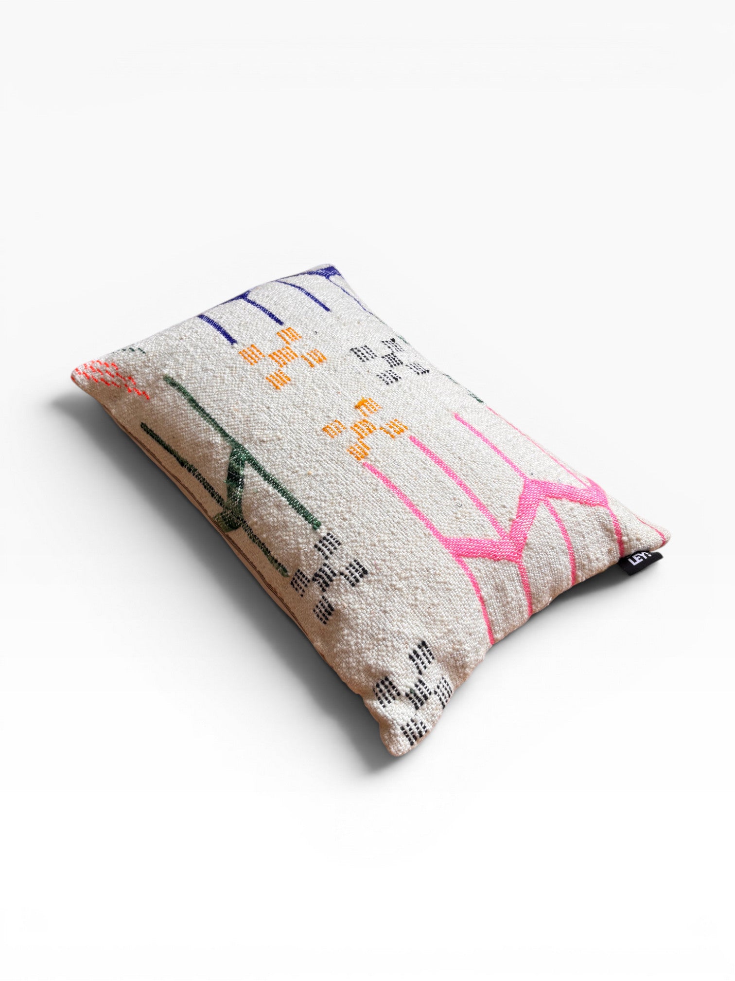 LEY! Kissen - Colorful Line 40x60 von LEY! hat einen strukturierten weißen Bezug mit von Marrakesch inspirierten geometrischen Mustern.