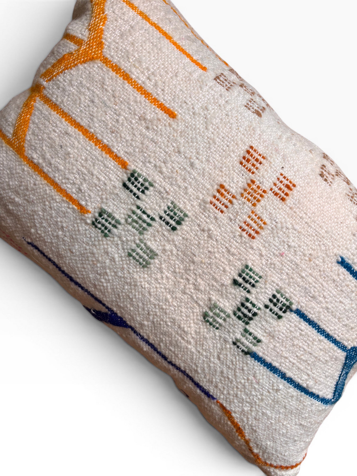 Eine Nahaufnahme des LEY! Kissen - Colorful Line - 40 x 60, weiß mit geometrischer Stickerei im Marrakesch-Stil.