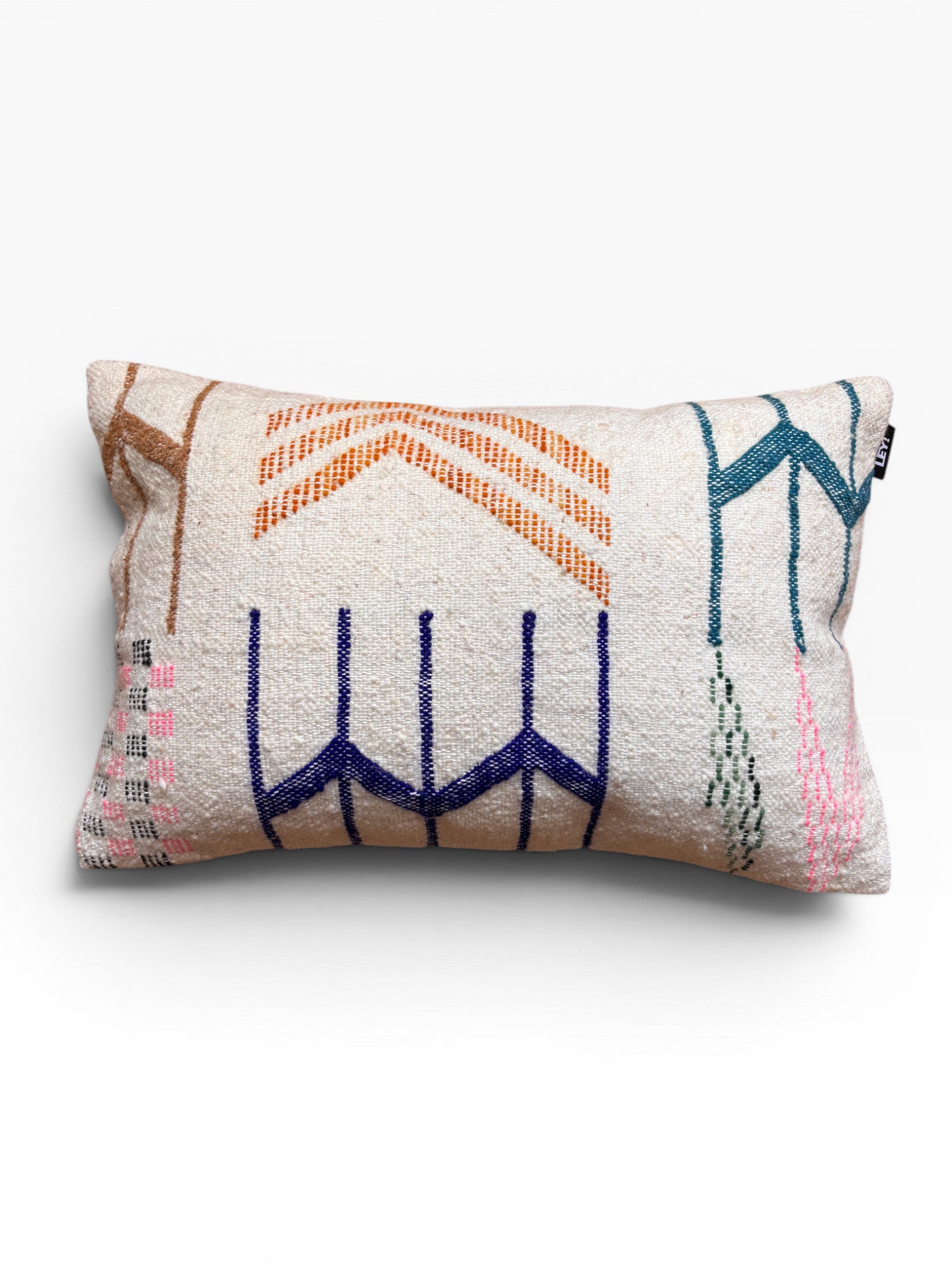 LEY! Kissen - Colorful Line (40x60) von LEY! besteht aus weißem Stoff mit blauen, orangen, rosa und grünen geometrischen Nähten.
