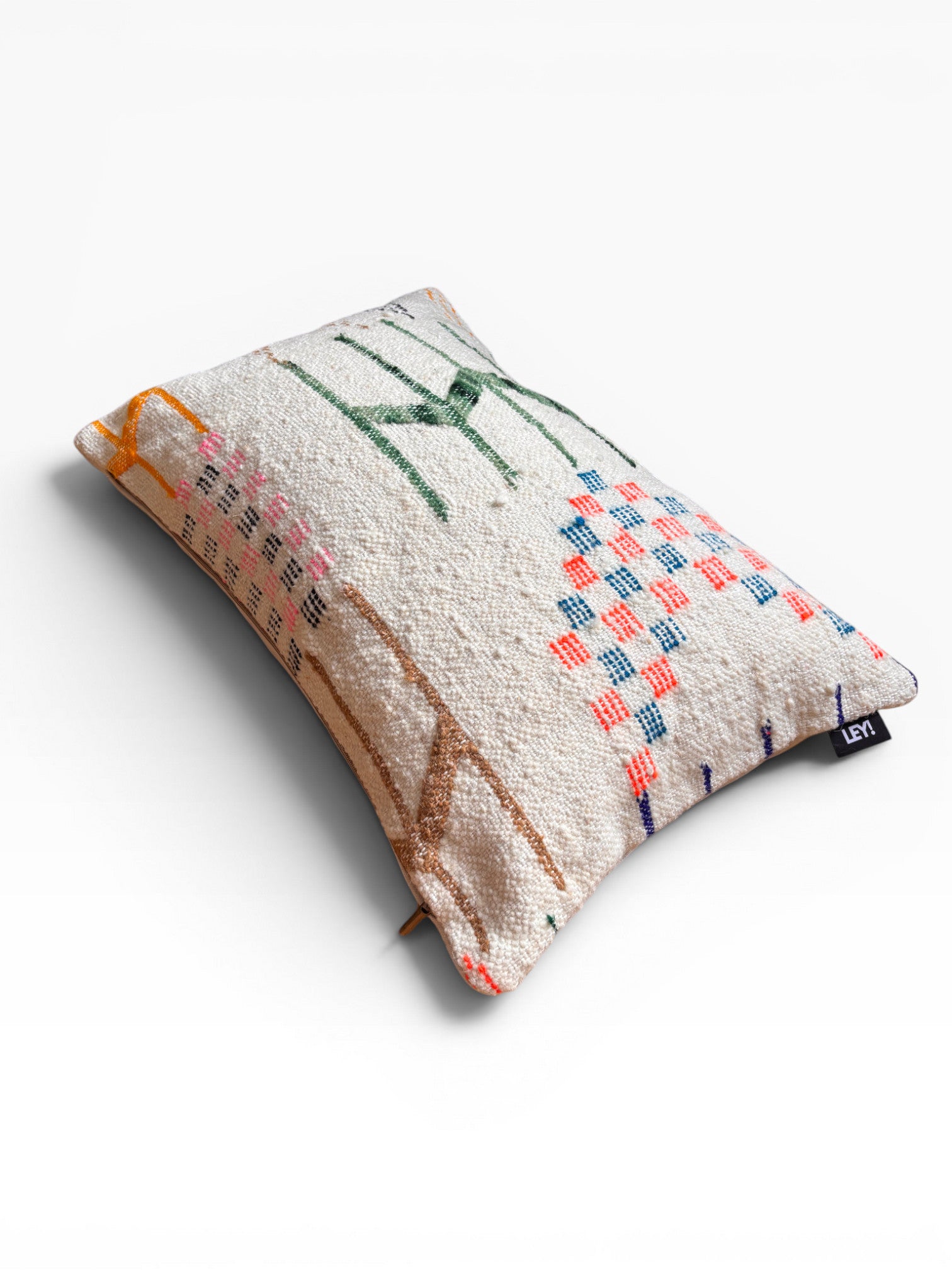 LEY! Kissen - Colorful Line 40 x 60: Rechteckiges cremefarbenes Kissen mit lebhaften geometrischen Mustern, von LEY!.