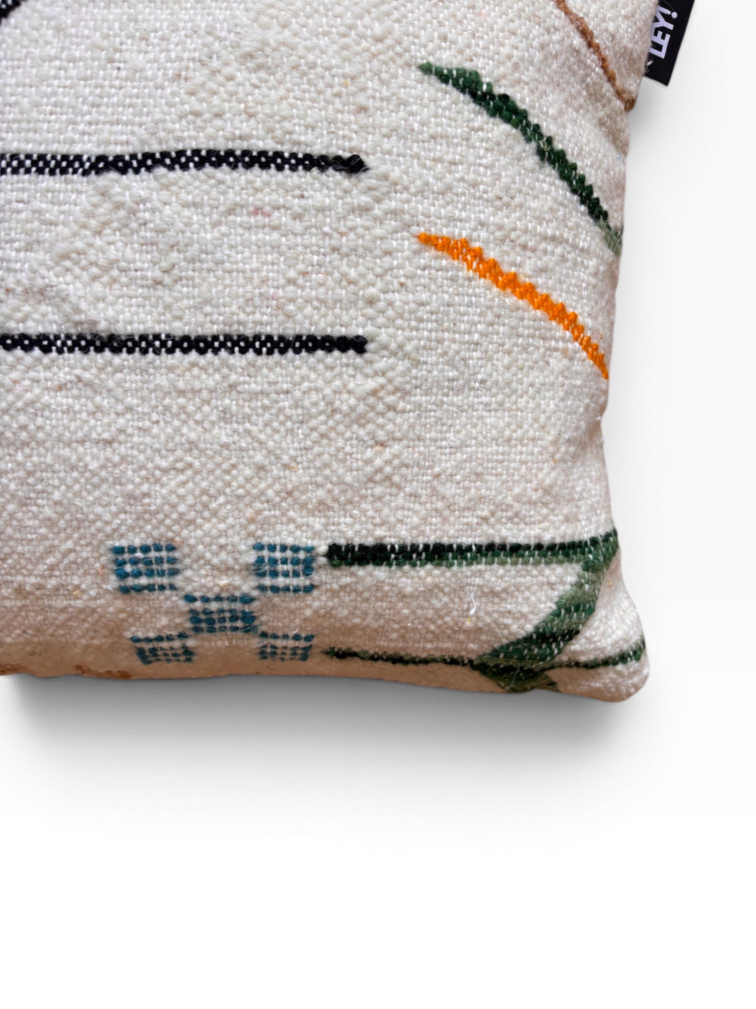 Nahaufnahme von LEY! Kissen - Colorful Line - 40 x 60 von LEY! mit lebhaftem Multicolor-Muster auf strukturiertem Stoff.