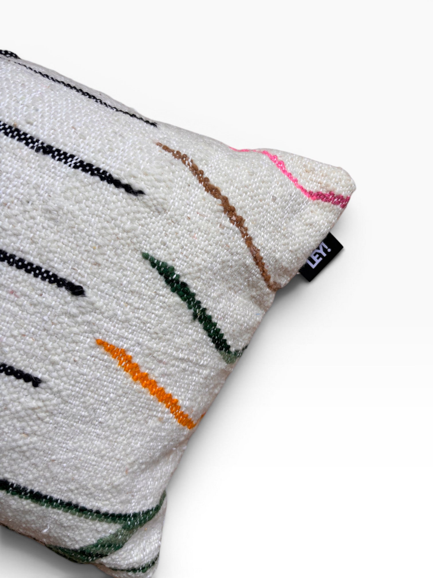 LEY! Kissen - Colorful Line 40 x 60: weißes Kissen mit bunten Linien und sichtbarem LEY!.