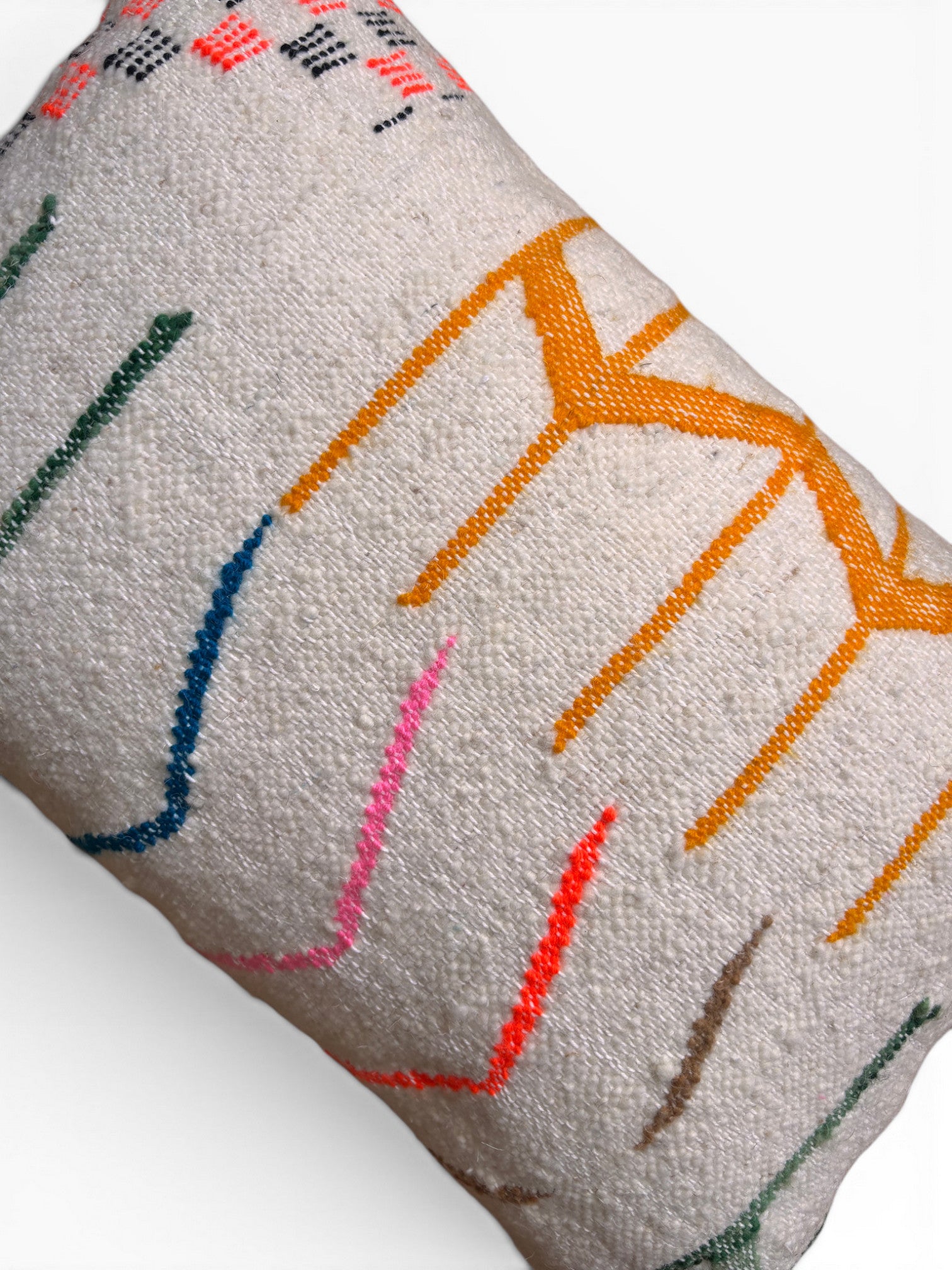 LEY! Kissen - Colorful Line - 40 x 60 von LEY!, handgefertigt im Marrakesch-Stil mit bunten Linienmustern.