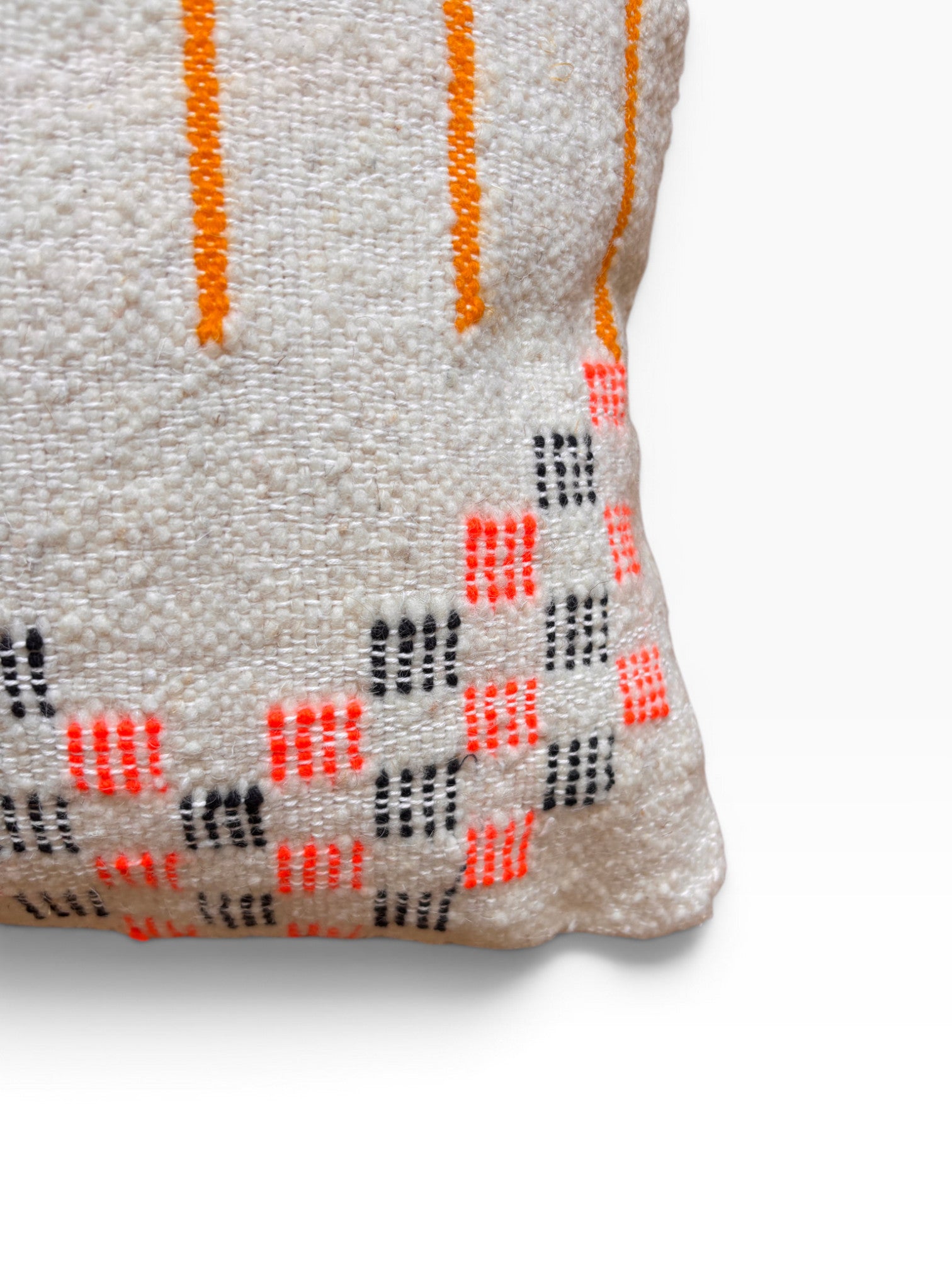 Nahaufnahme eines LEY! Kissen - Colorful Line - 40 x 60 von LEY! mit orangefarbenen Streifen und abgestepptem Karomuster.