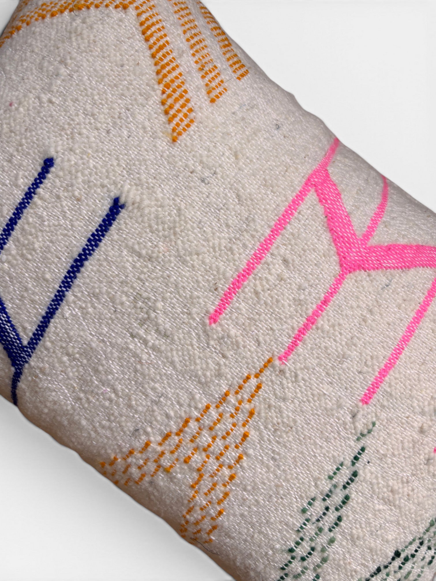 Das LEY! Kissen - Colorful Line 40x60 von LEY! setzt mit bunten, gestickten geometrischen Linien einen lebendigen Akzent.