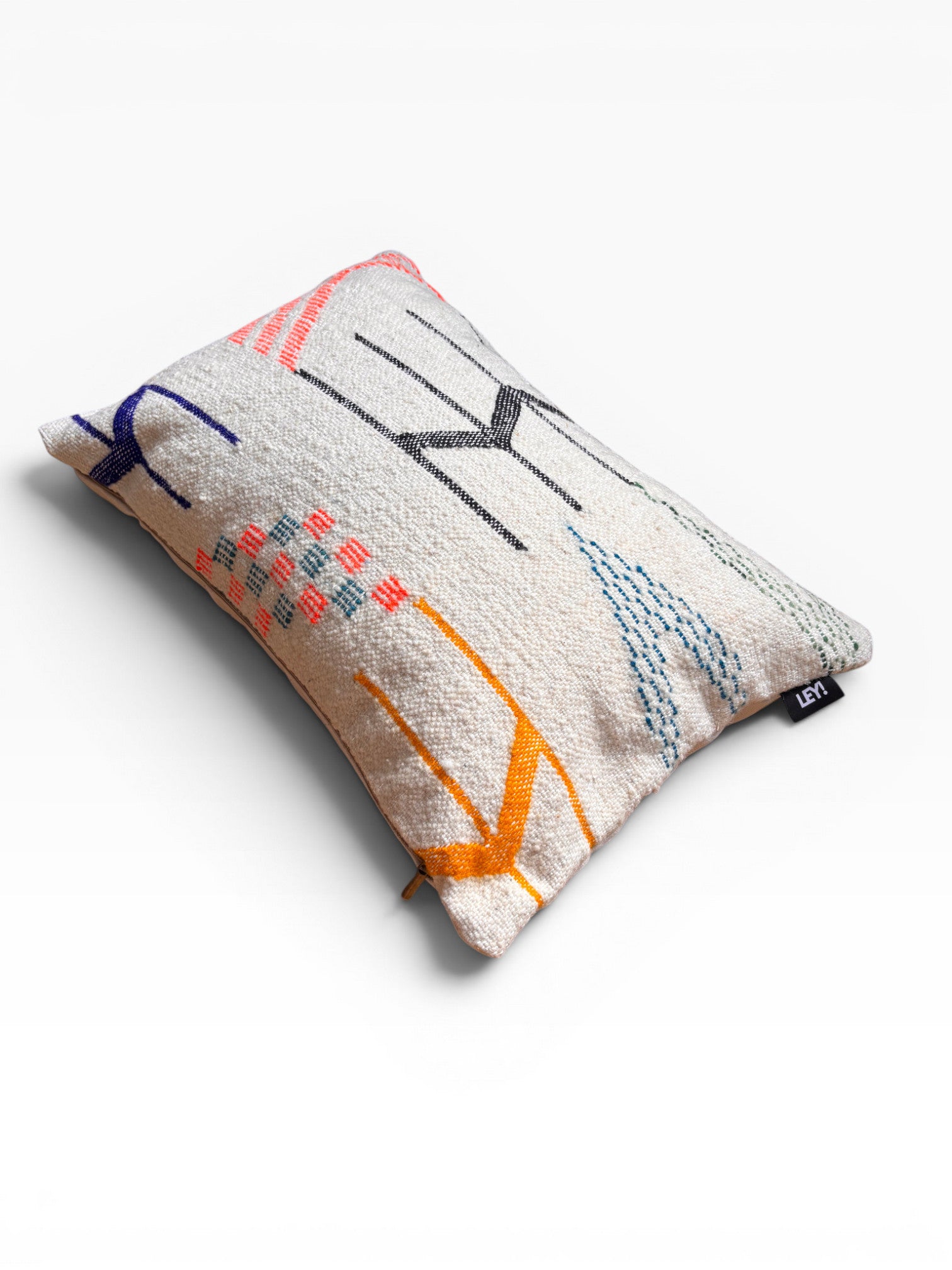 LEY! Kissen - Bunte Linie, 40x60 cm: Buntes Rechteck-Kissen mit abstraktem Marrakesch-Muster auf Weiß.