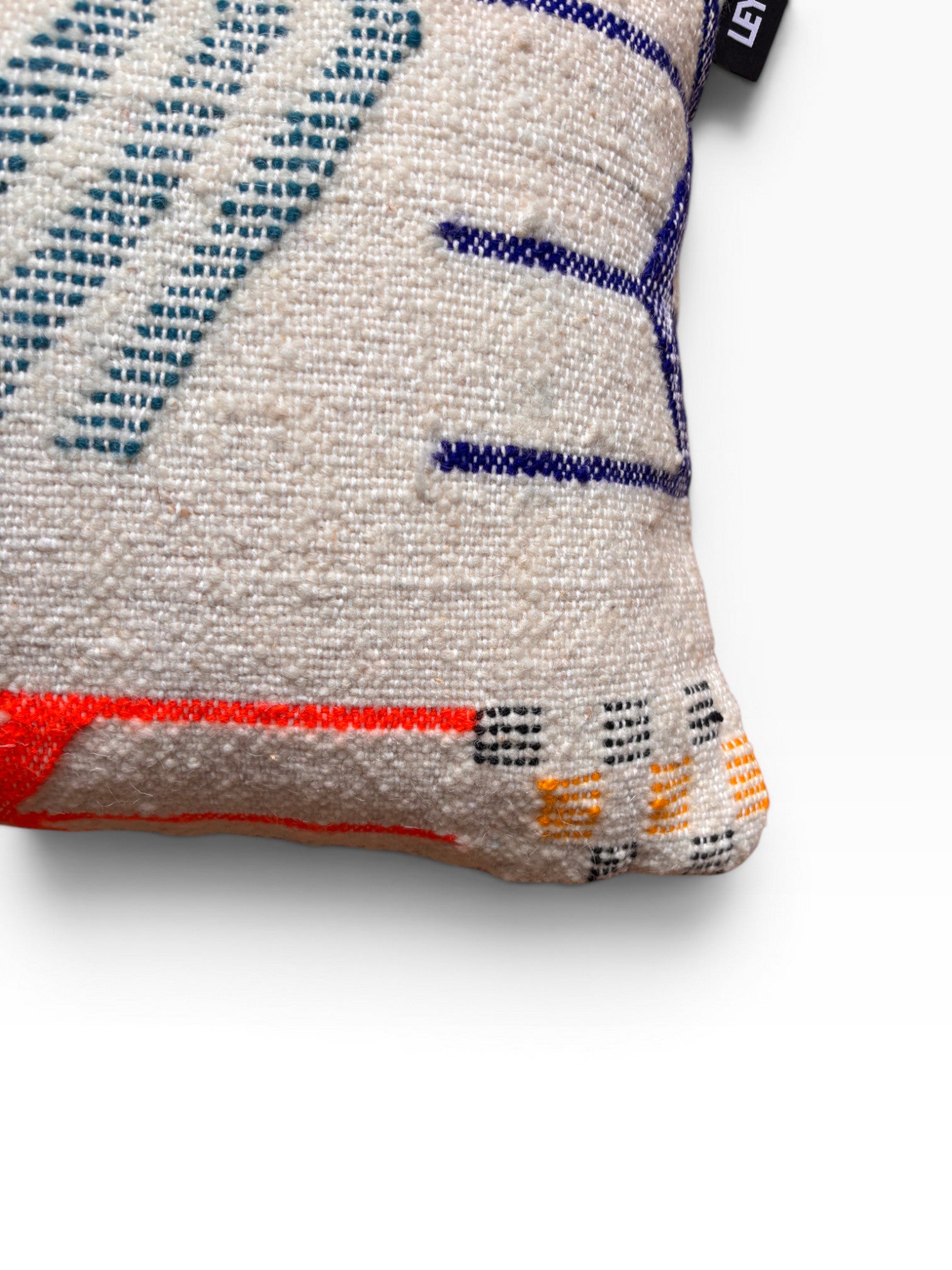 Nahaufnahme des LEY! Kissen - Colorful Line 40x60 von LEY! mit abstrakten blauen, orangen und schwarzen Stickmustern.