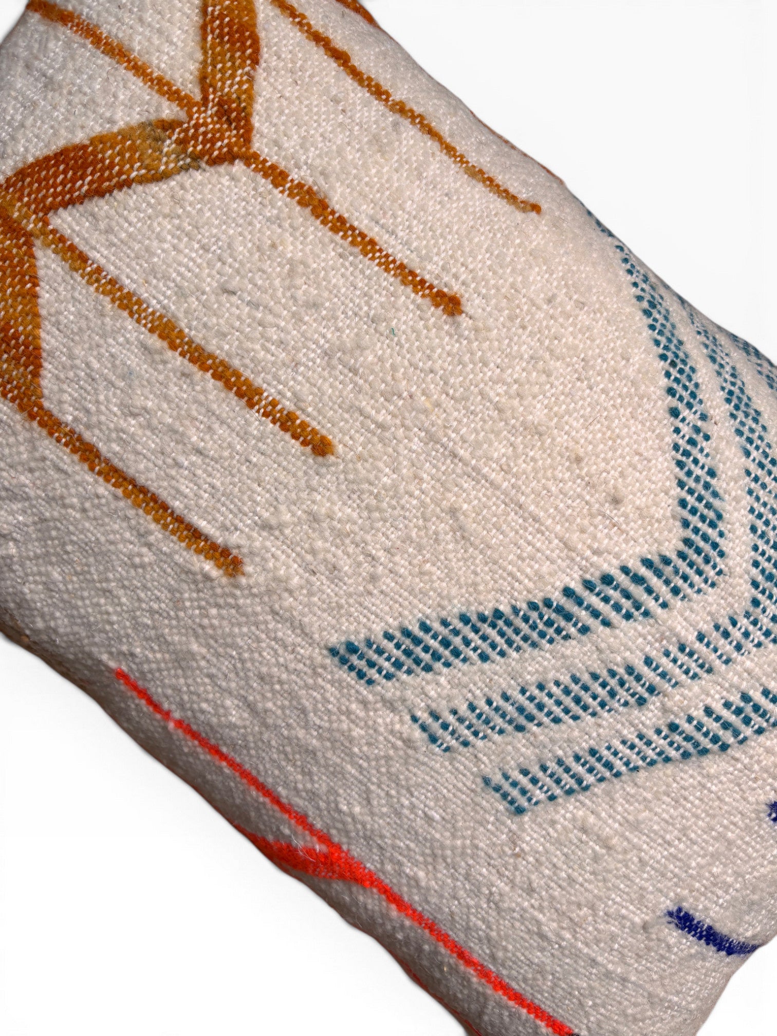 Eine Nahaufnahme des LEY! Kissen - Colorful Line - 40 x 60 mit abstrakten Mustern in Orange, Blau und Rot auf Weiß.