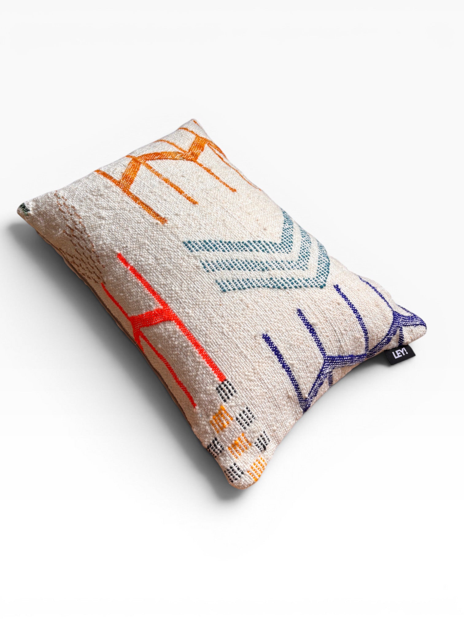 LEY! Kissen - Colorful Line, 40x60 cm, beige mit abstrakten orangen, blauen und lila Mustern auf weißem Hintergrund.