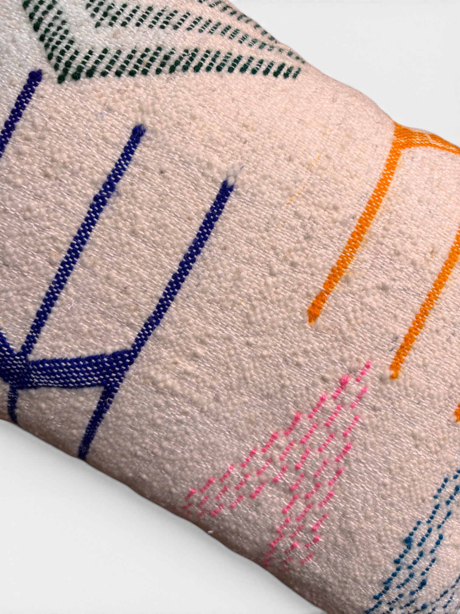 Nahaufnahme des LEY! Kissen - Colorful Line - 40 x 60, mit gestickten geometrischen Mustern und LEY!-Handwerkskunst.