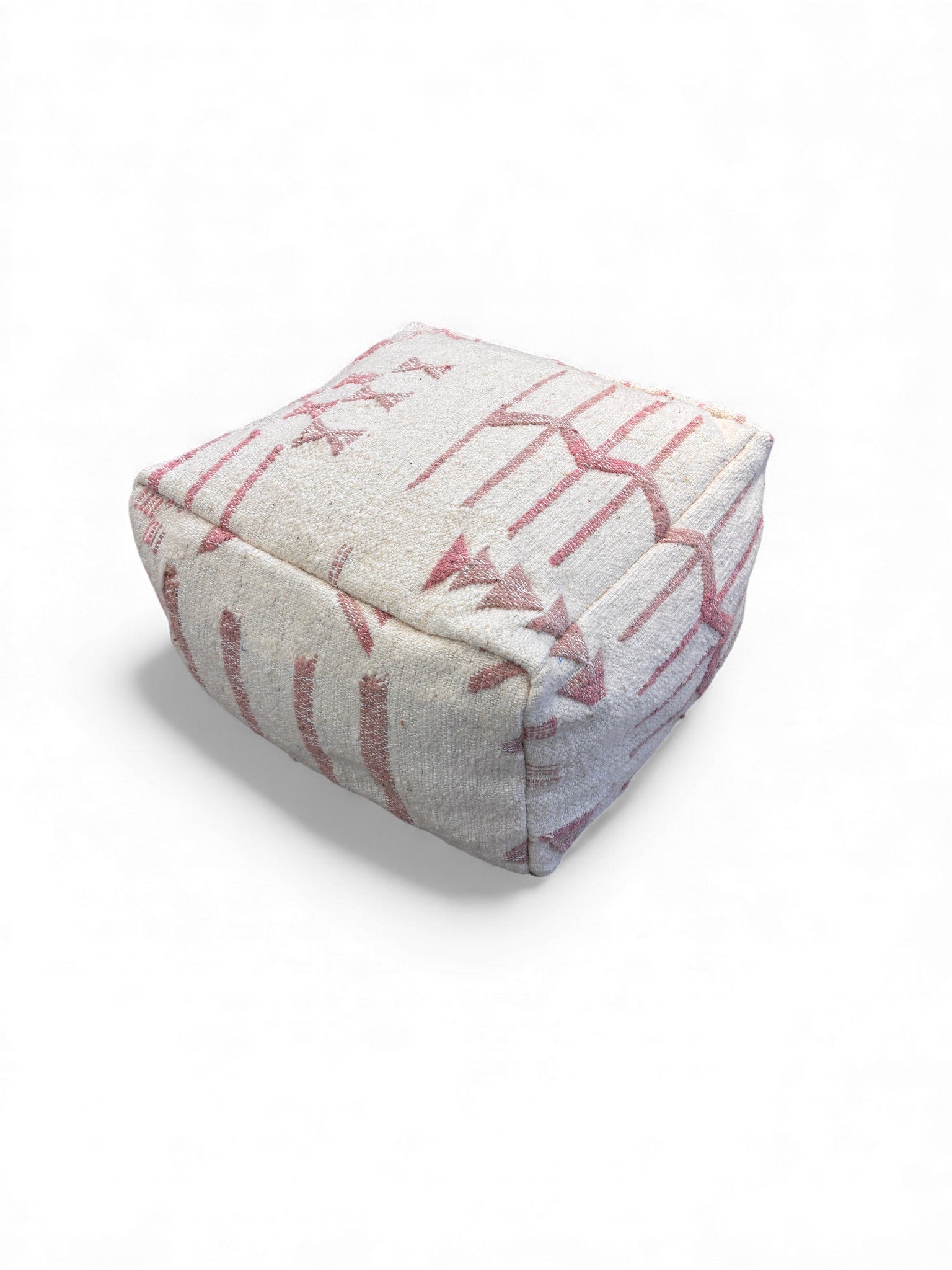 Das Kleine Bodenkissen - Classic Line - Mila Pale von LEY! ist ein quadratisches, helles, handgefertigtes Kissen aus reiner Schurwolle mit einem dezenten geometrischen Muster in Rosa auf weißem Hintergrund.