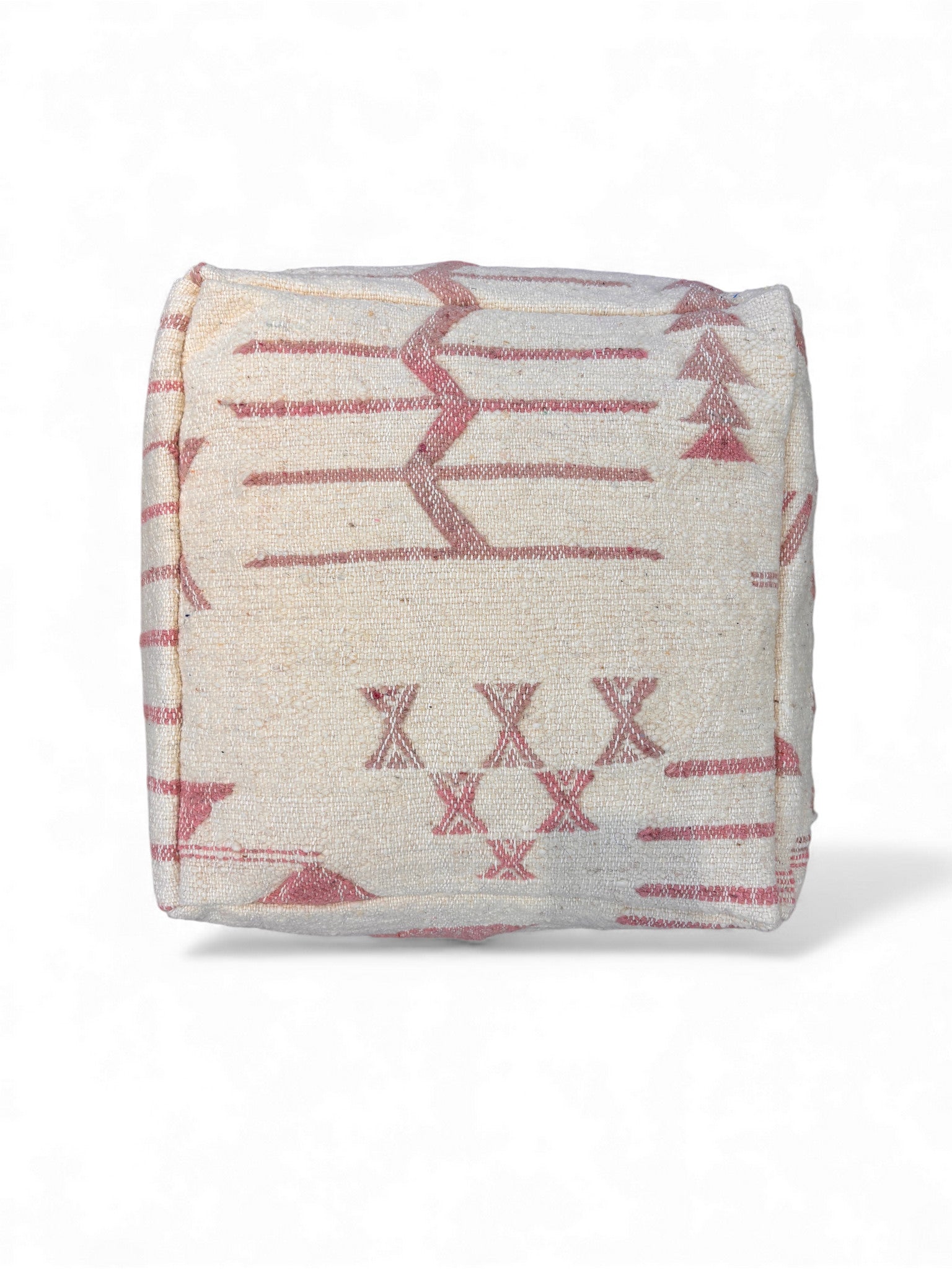 Das Kleine Bodenkissen - Classic Line - Mila Pale von LEY! ist ein handgefertigter quadratischer Stoffhocker aus reiner Schurwolle mit cremefarbenen und roten geometrischen Mustern auf weißem Grund.