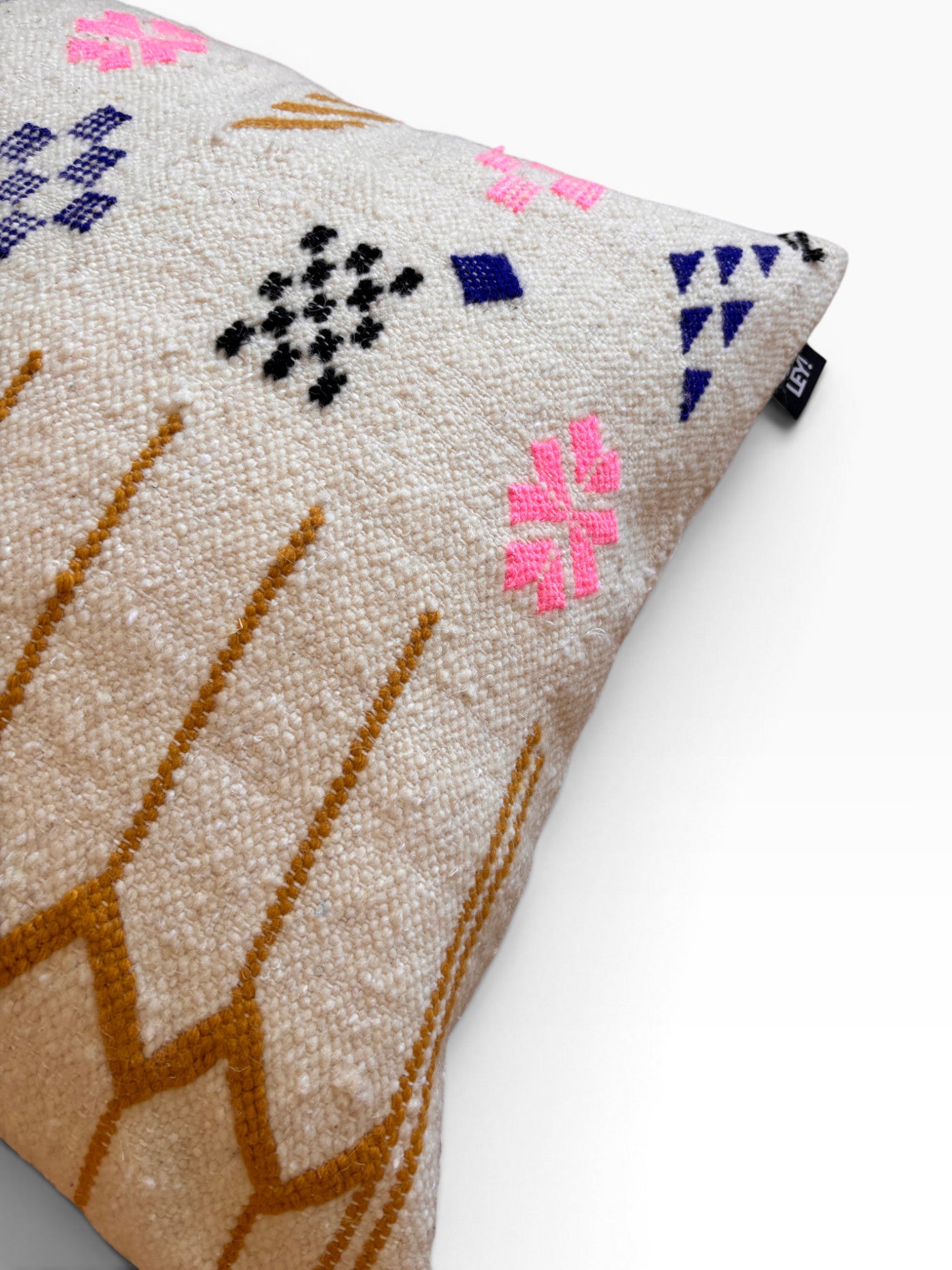 Cremefarbenes LEY! Kissen - Colorful Line 60x60 cm mit rosa, blauer und gelber geometrischer Stickerei von LEY!.