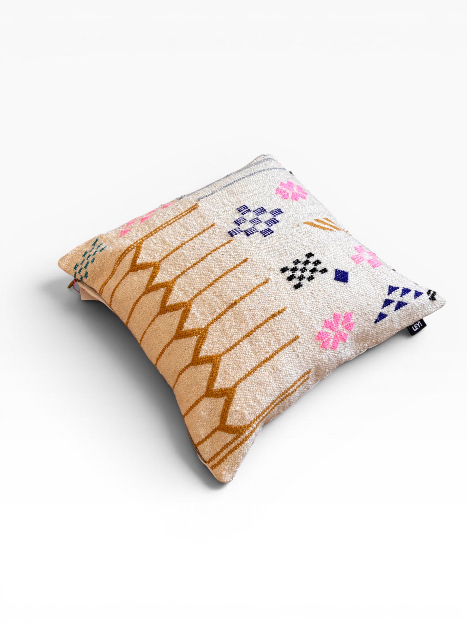 LEY! Kissen - Colorful Line, 60x60 cm, von LEY! mit geometrischen Mustern in Rosa, Gold &amp; Lila auf Beige.