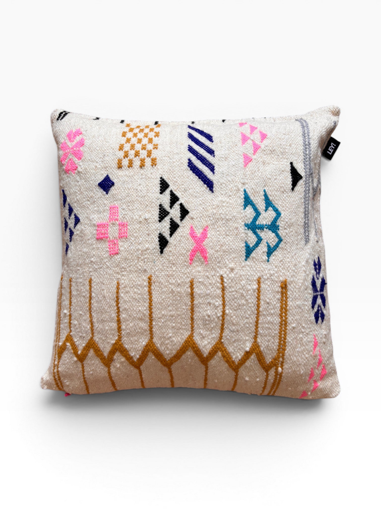 LEY! Das Kissen - Colorful Line 60x60 von LEY! hat einen cremefarbenen Untergrund mit einer farbenfrohen, von Marrakesch inspirierten Stickerei.