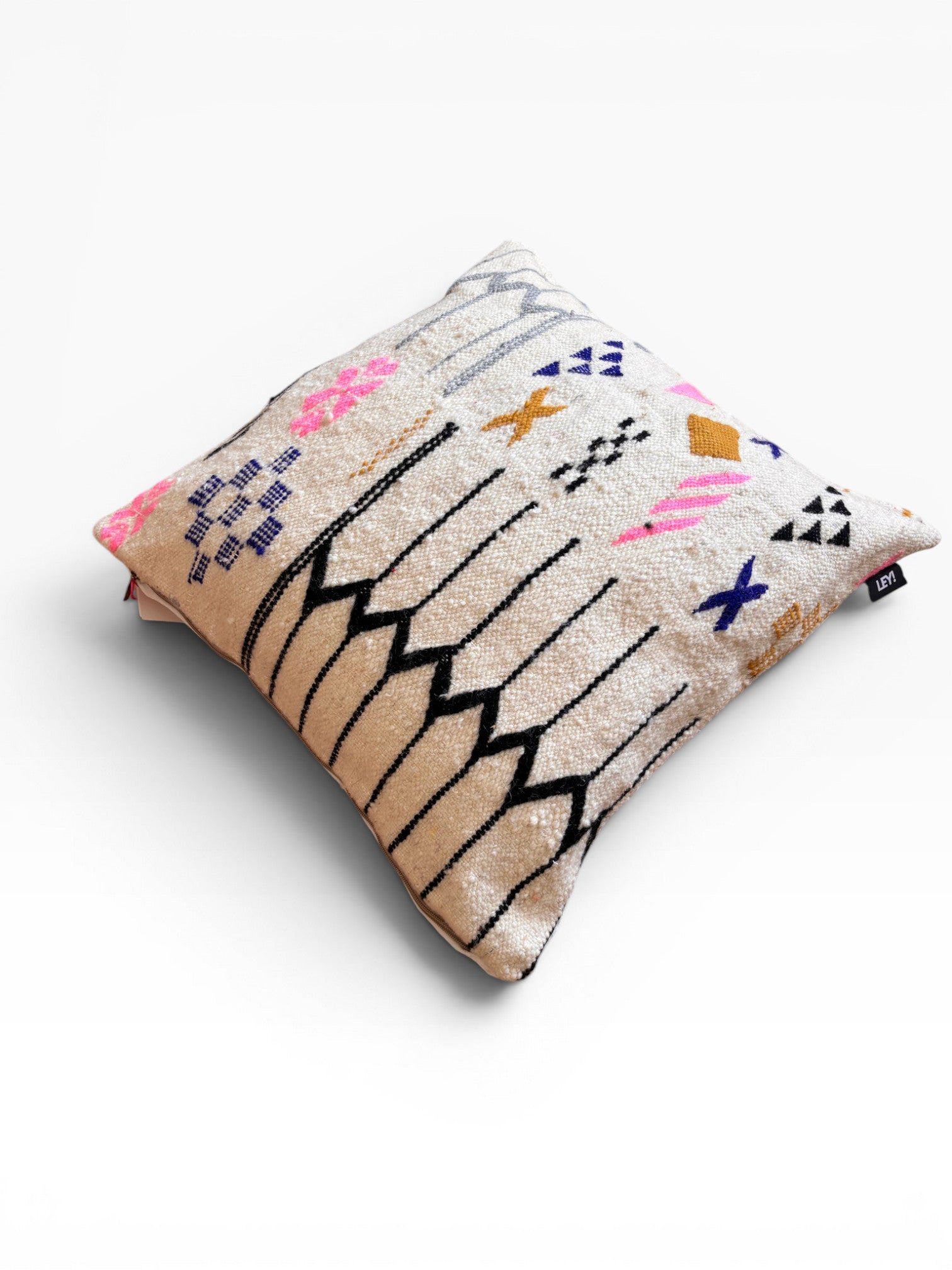 LEY! Kissen - Colorful Line 60x60 von LEY! zeichnet sich durch den Marrakesch-Stil, bunte geometrische Muster und schwarze Zickzacklinien aus.